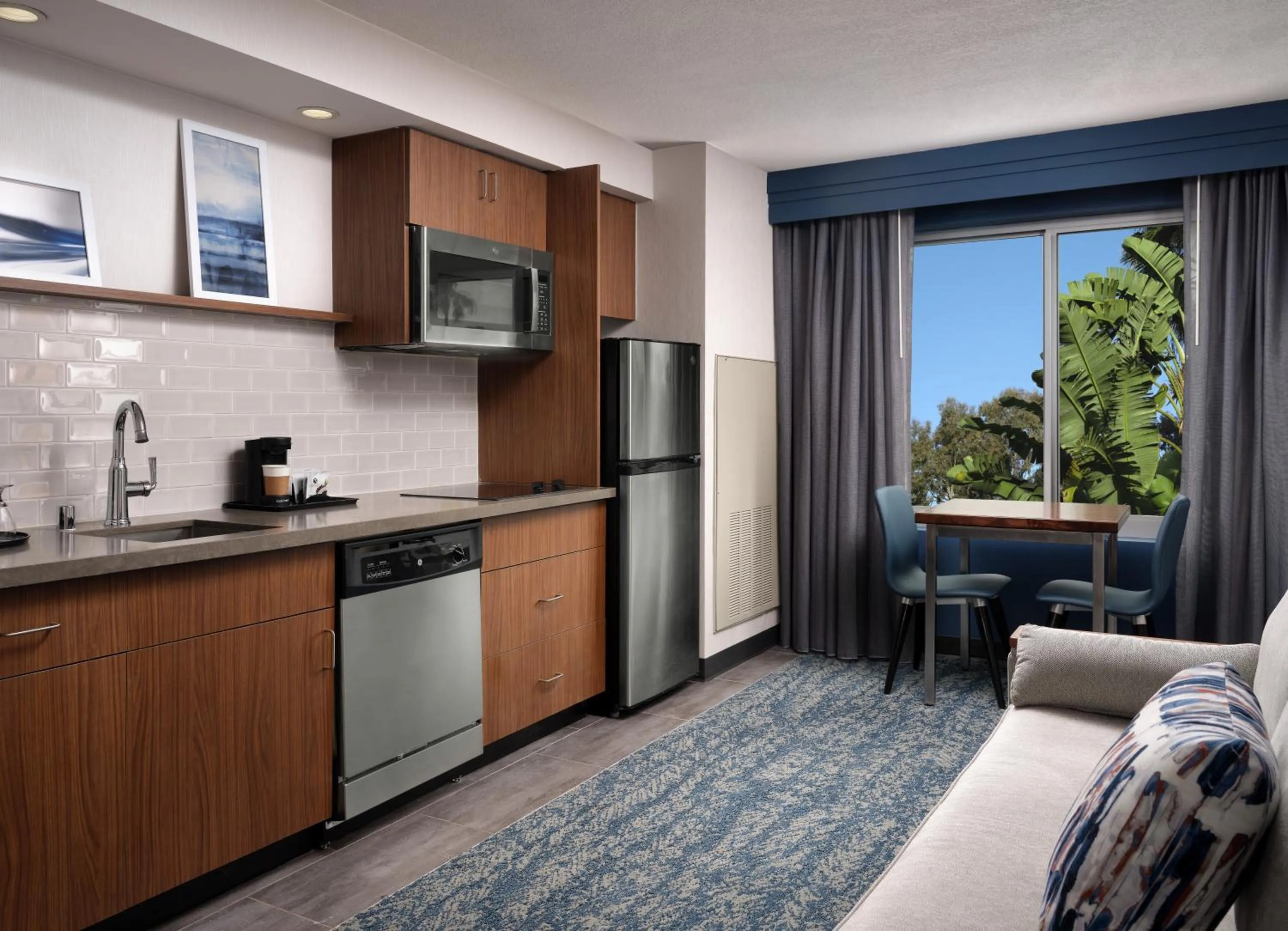 Kitchen or kitchenette in Courtyard by Marriott San Diego Mission Valley/Hotel Circle