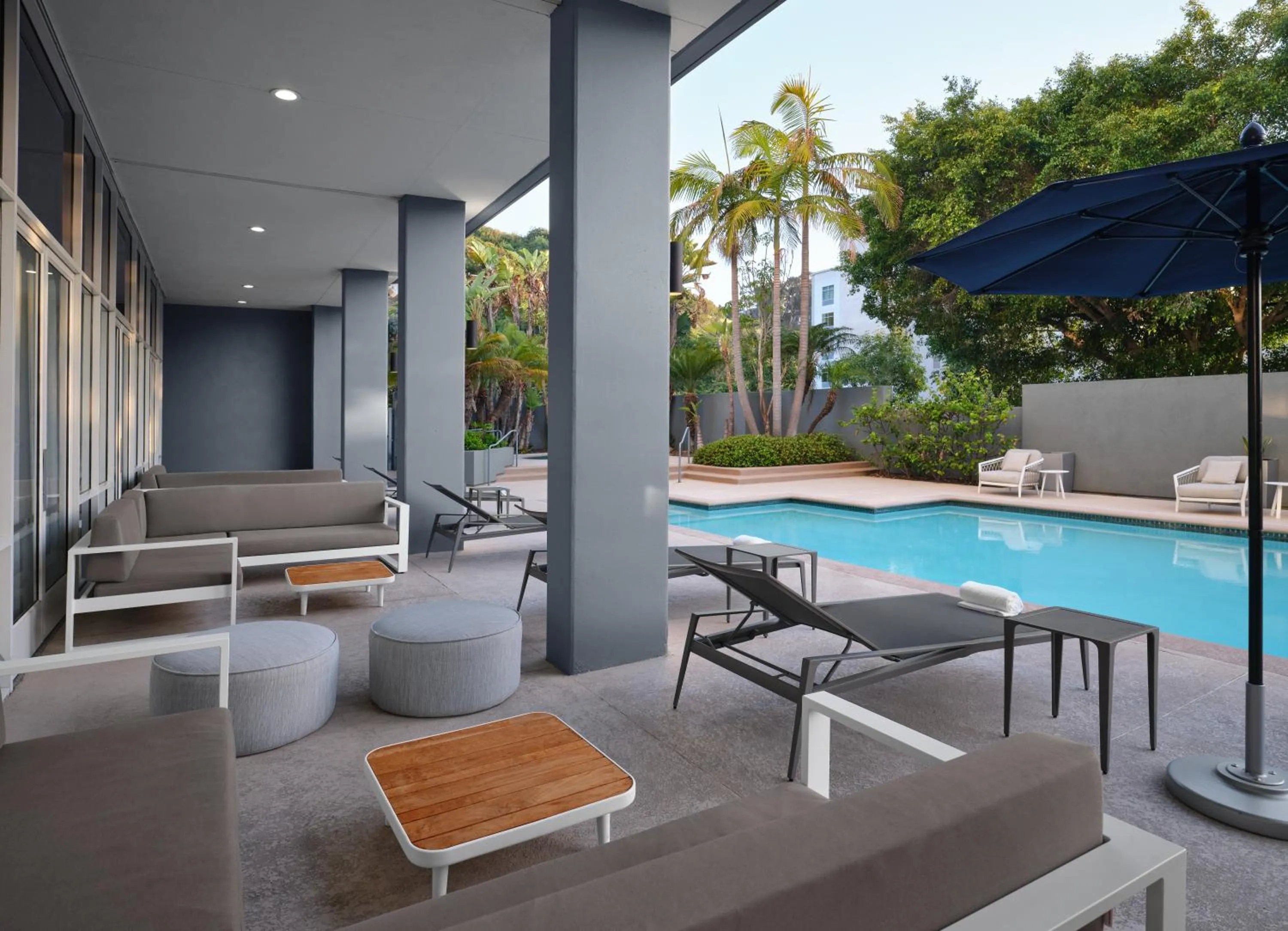 Patio in Courtyard by Marriott San Diego Mission Valley/Hotel Circle