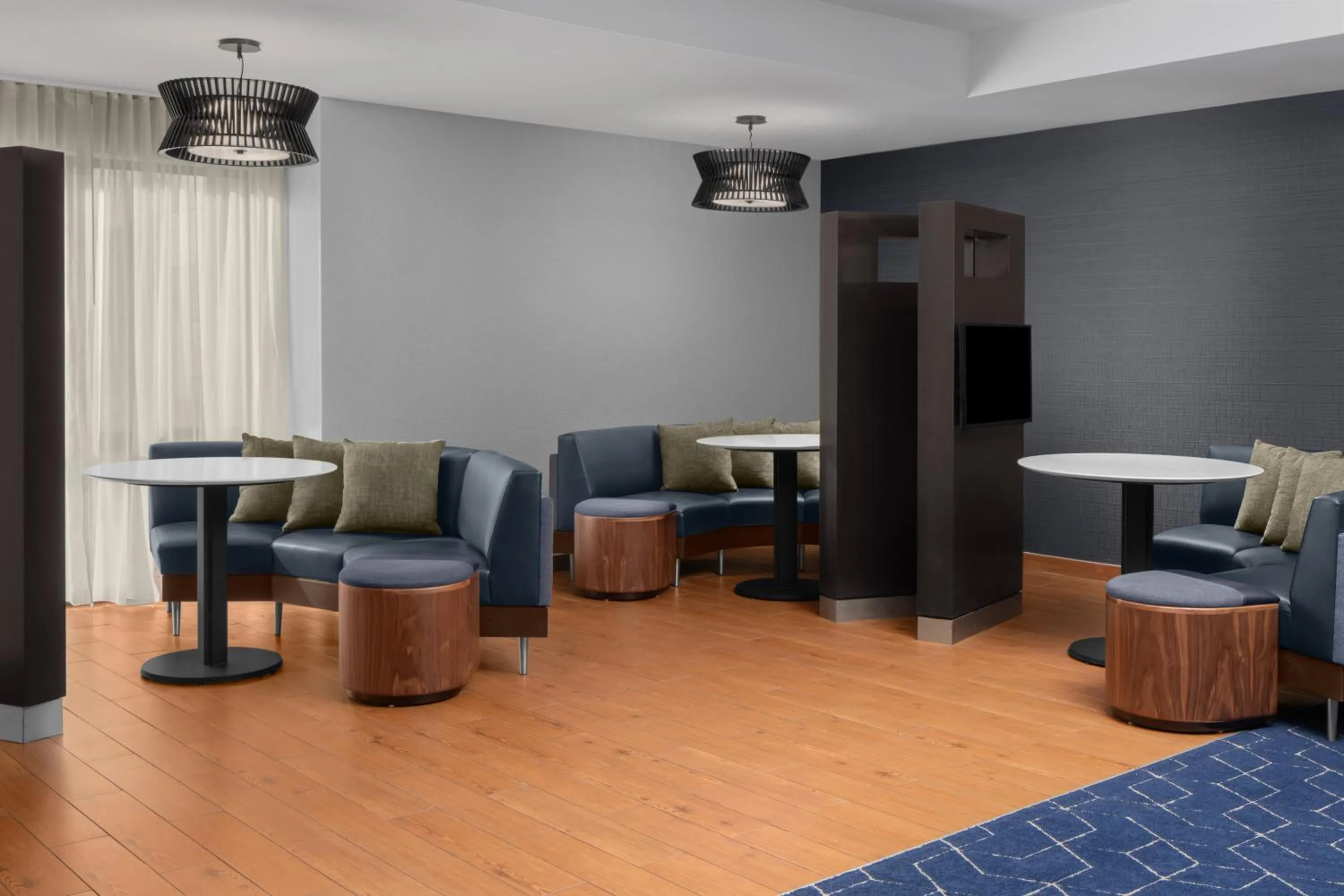 Communal lounge/ TV room in Courtyard by Marriott San Diego Central