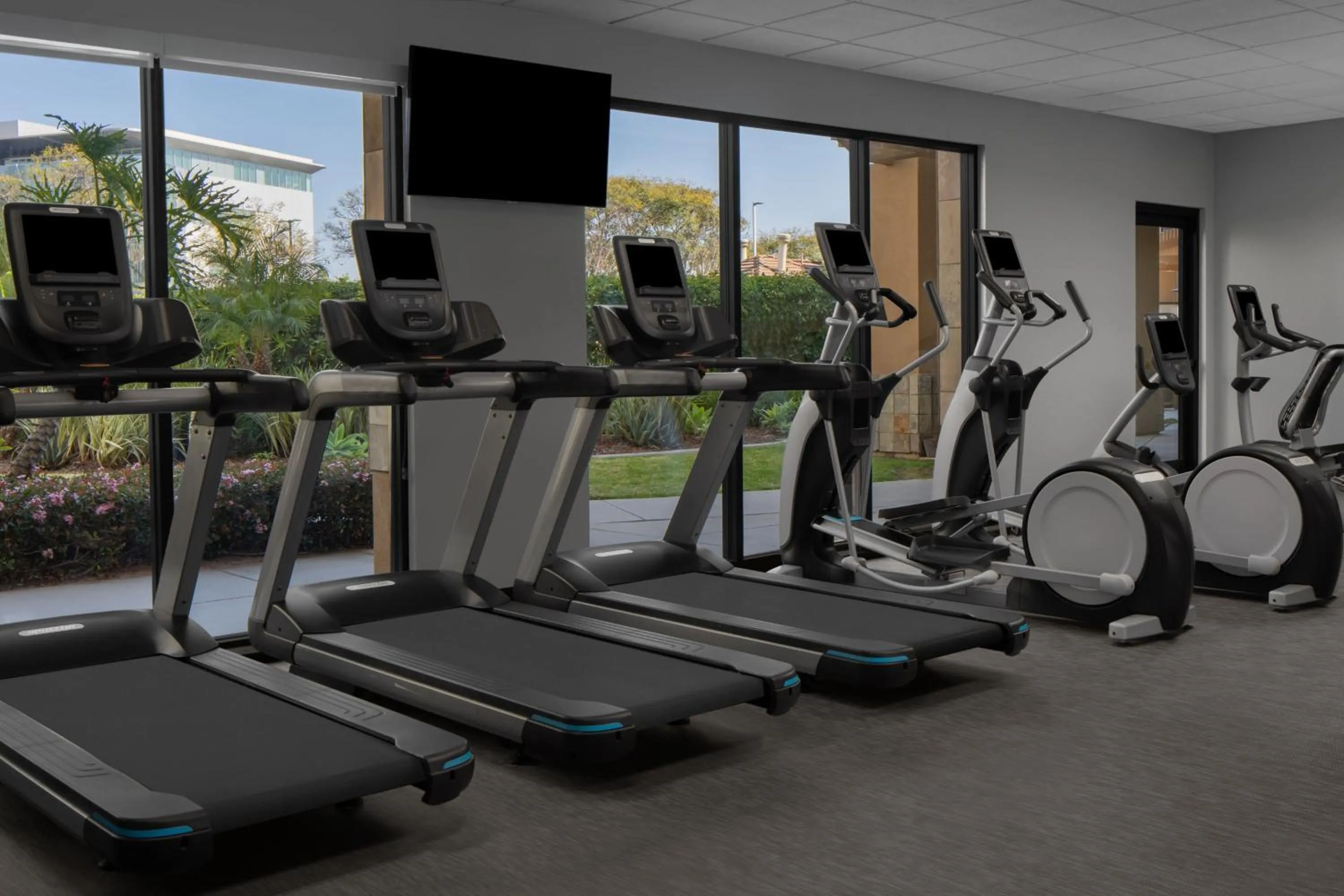 Swimming pool in Courtyard by Marriott San Diego Central