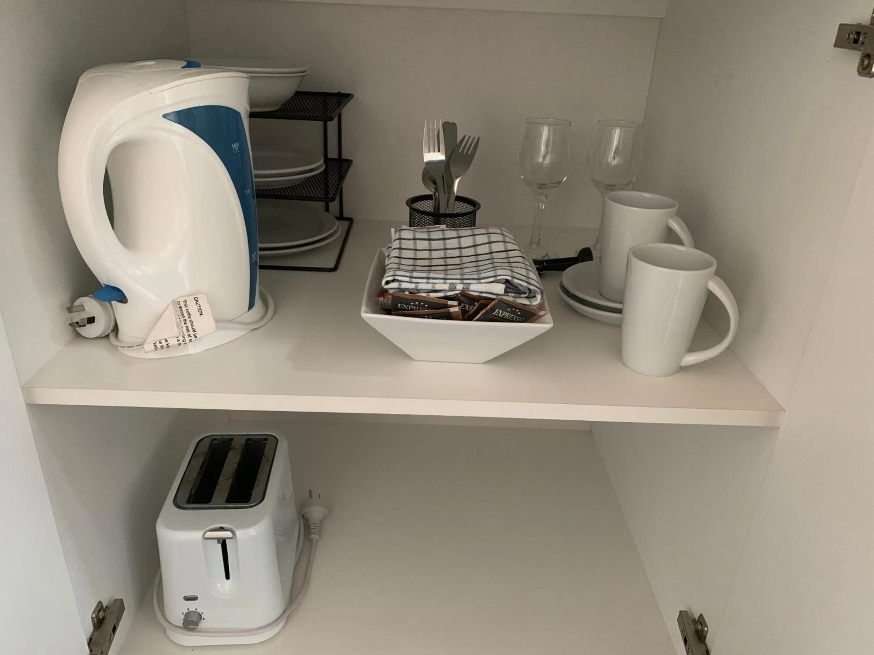 Kitchen or kitchenette in Mariner Motel