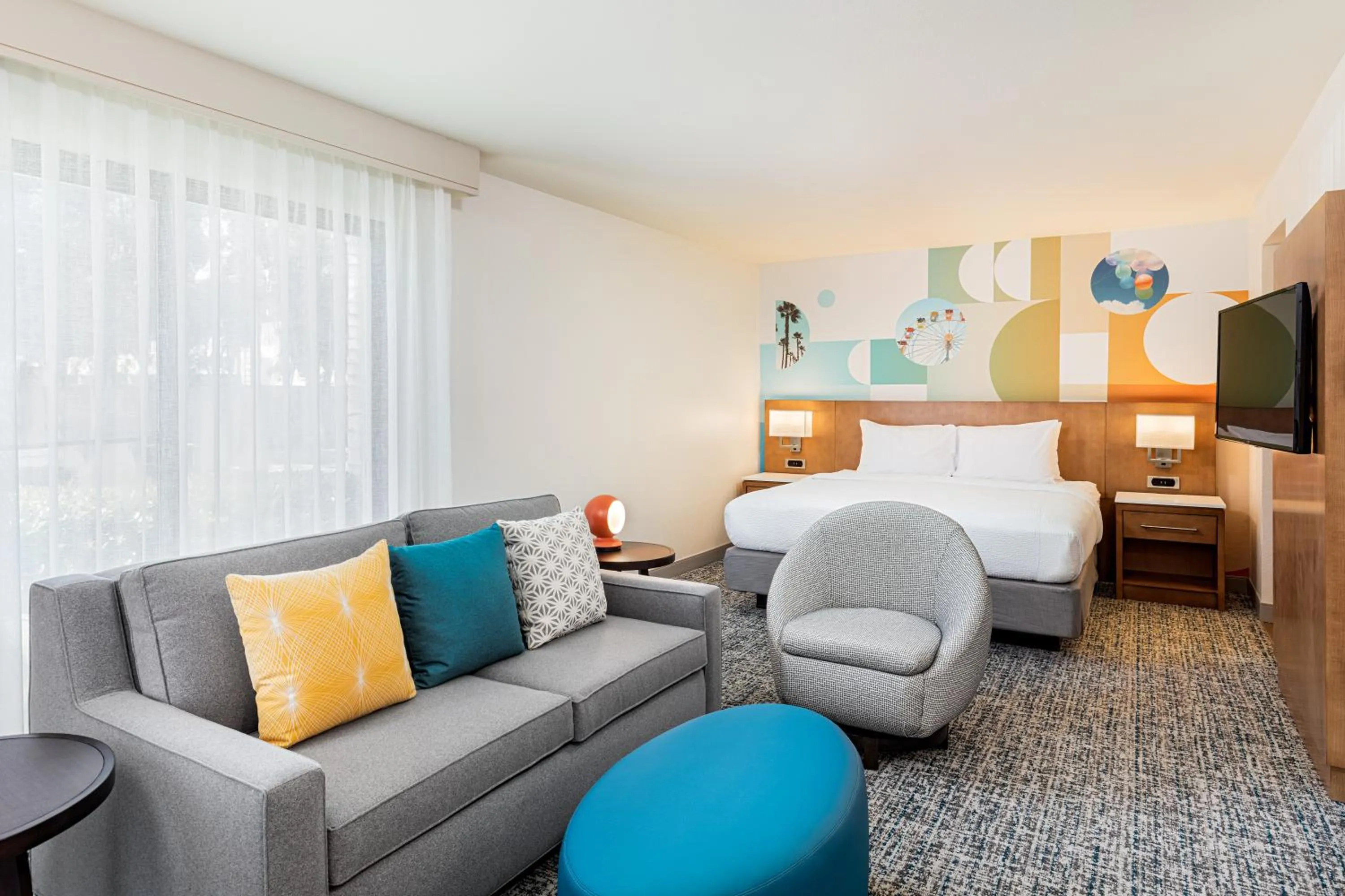 Seating area, Bed in Clementine Hotel & Suites Anaheim