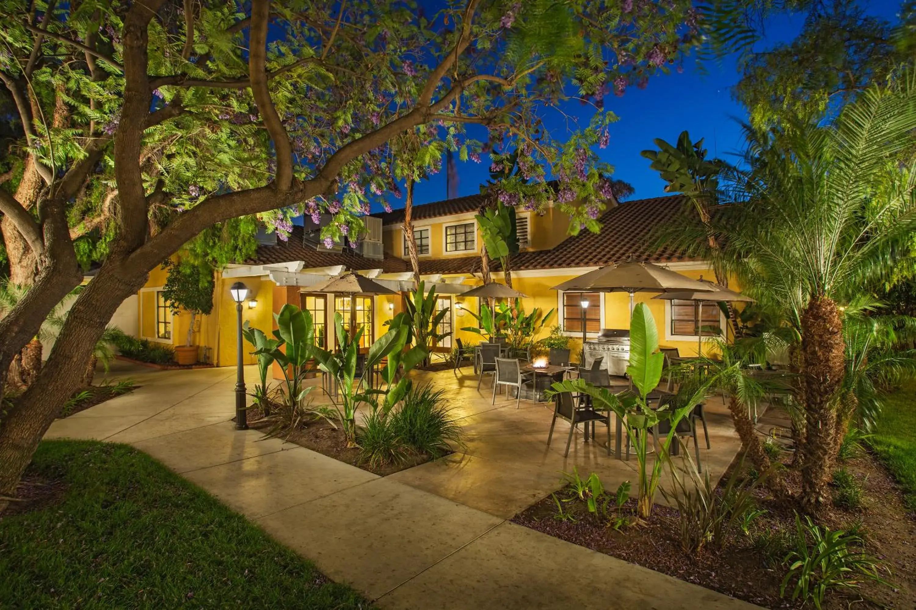 Property building in Clementine Hotel & Suites Anaheim Property building in Clementine Hotel & Suites Anaheim