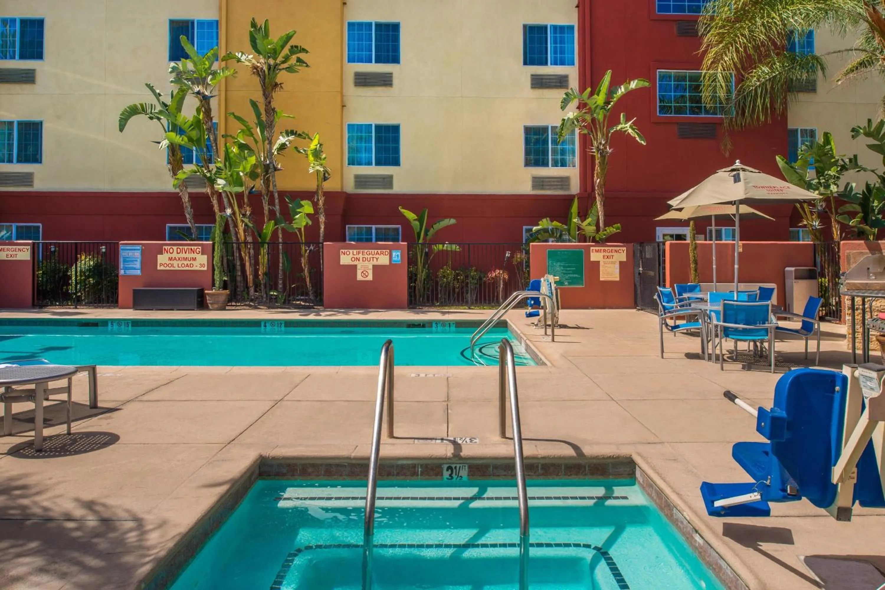 Swimming pool in TownePlace Suites by Marriott Anaheim Maingate Near Angel Stadium