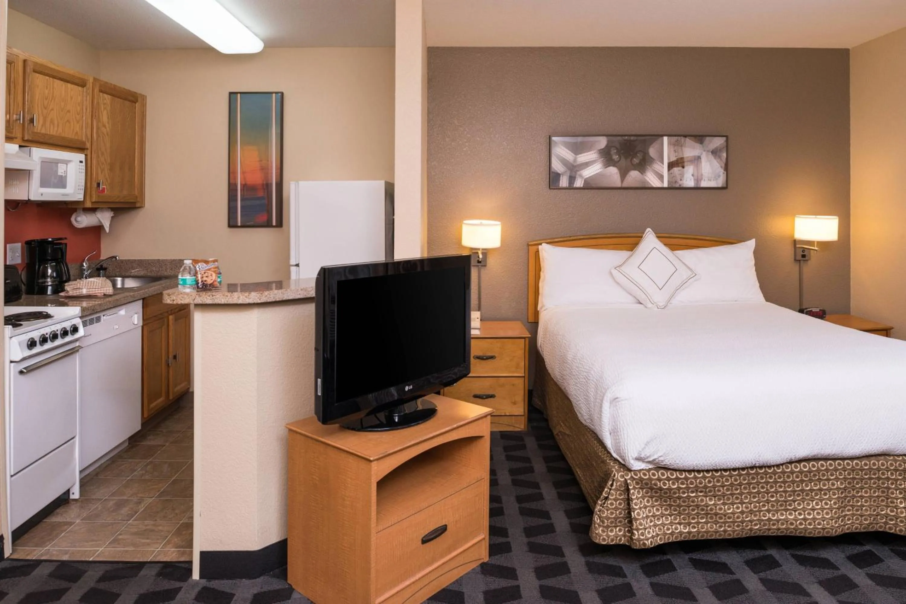 Photo of the whole room, Bed in TownePlace Suites by Marriott Anaheim Maingate Near Angel Stadium