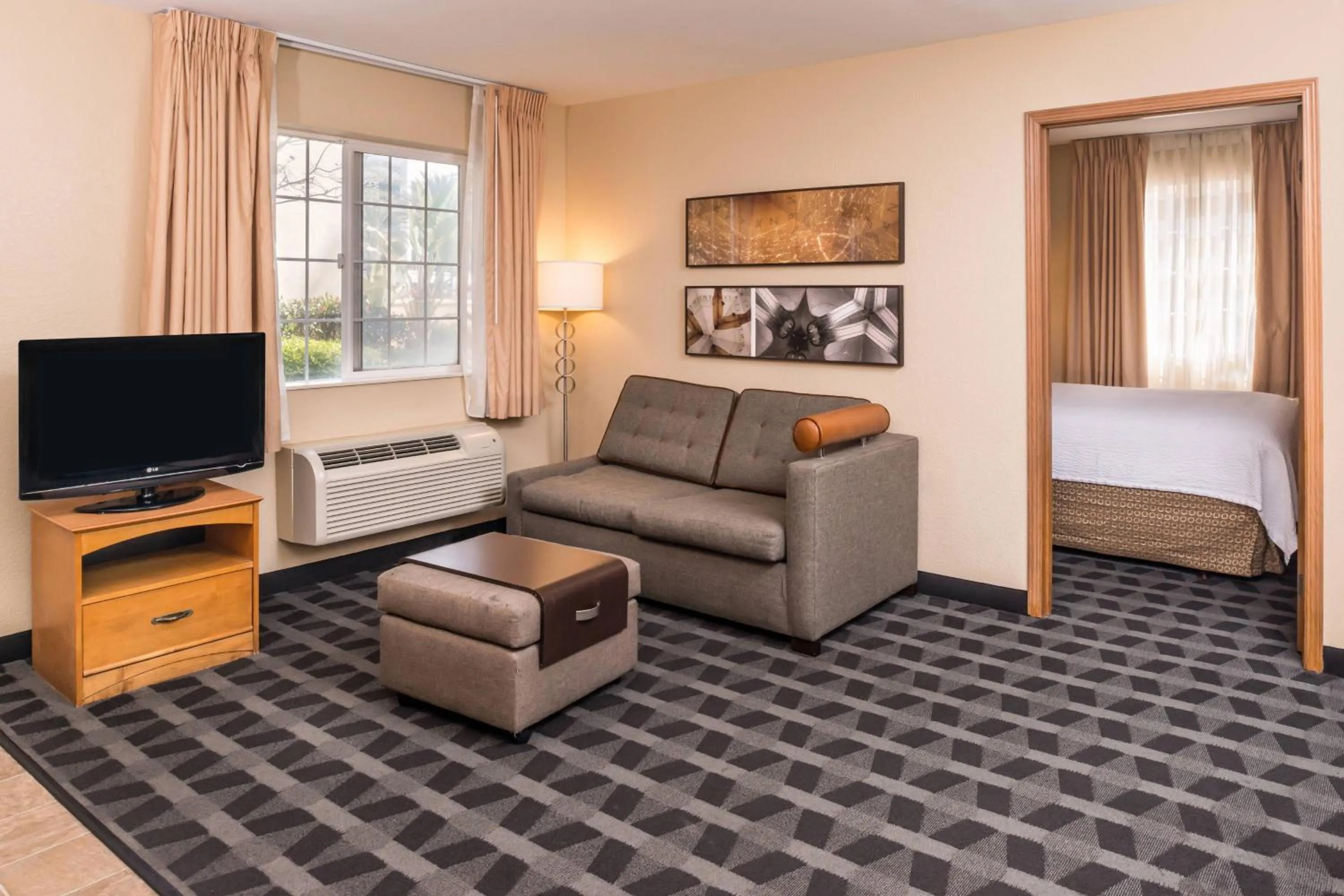 Living room, Bed in TownePlace Suites by Marriott Anaheim Maingate Near Angel Stadium