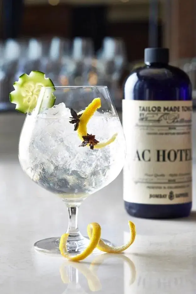 Lounge or bar in SpringHill Suites by Marriott Old Montreal Lounge or bar in SpringHill Suites by Marriott Old Montreal