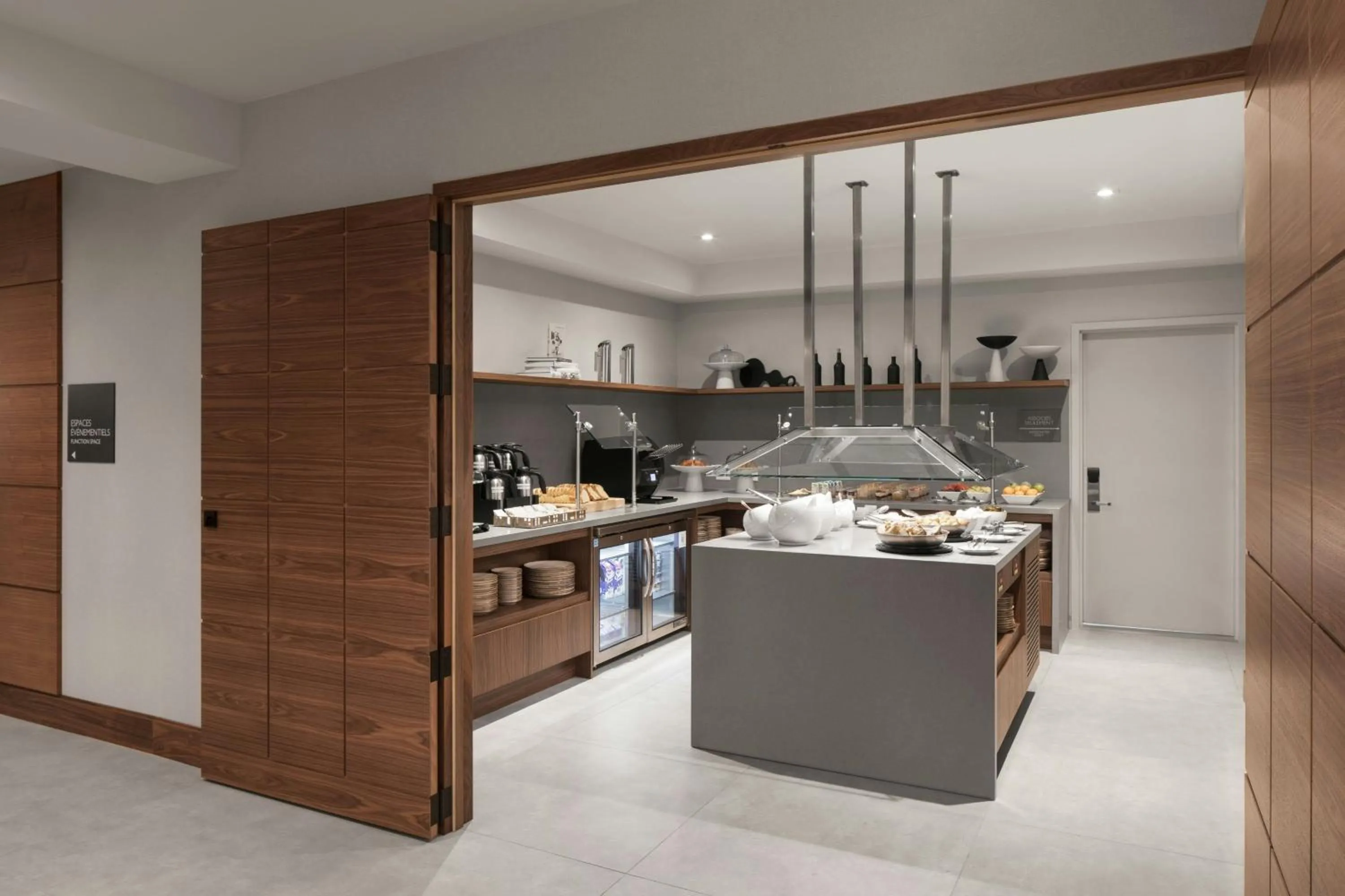 Restaurant/places to eat in AC Hotel by Marriott Old Montreal