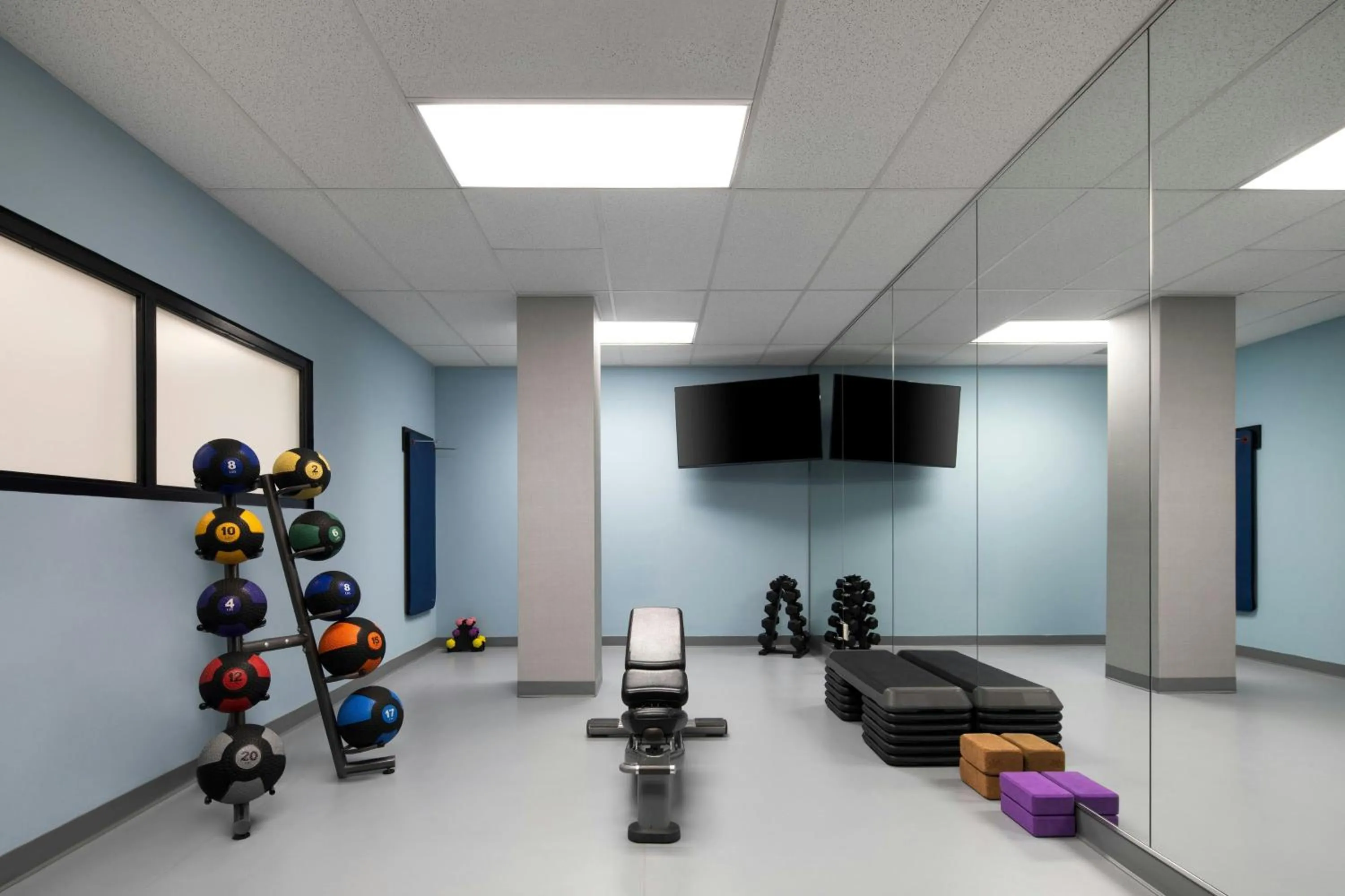 Fitness centre/facilities in Courtyard by Marriott Montreal Airport