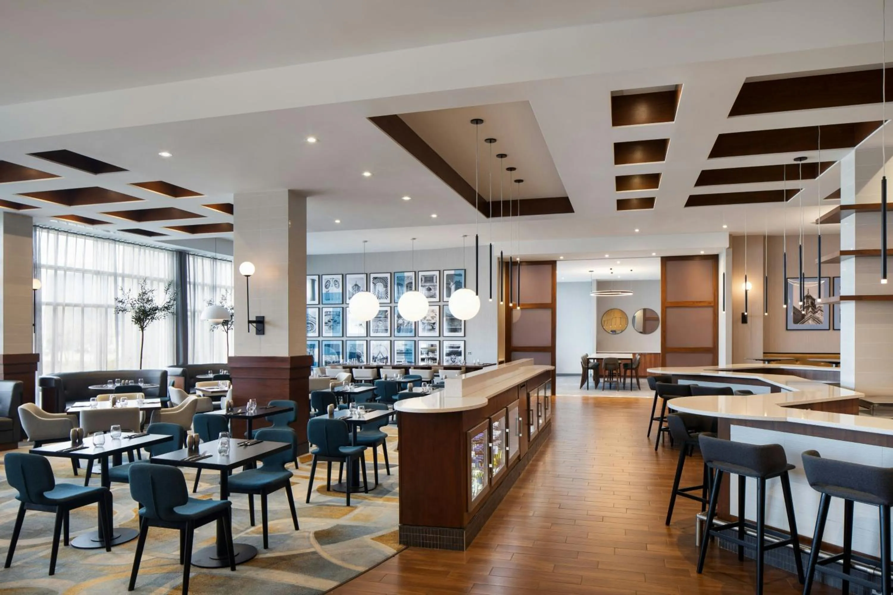 Lounge or bar in Courtyard by Marriott Montreal Airport
