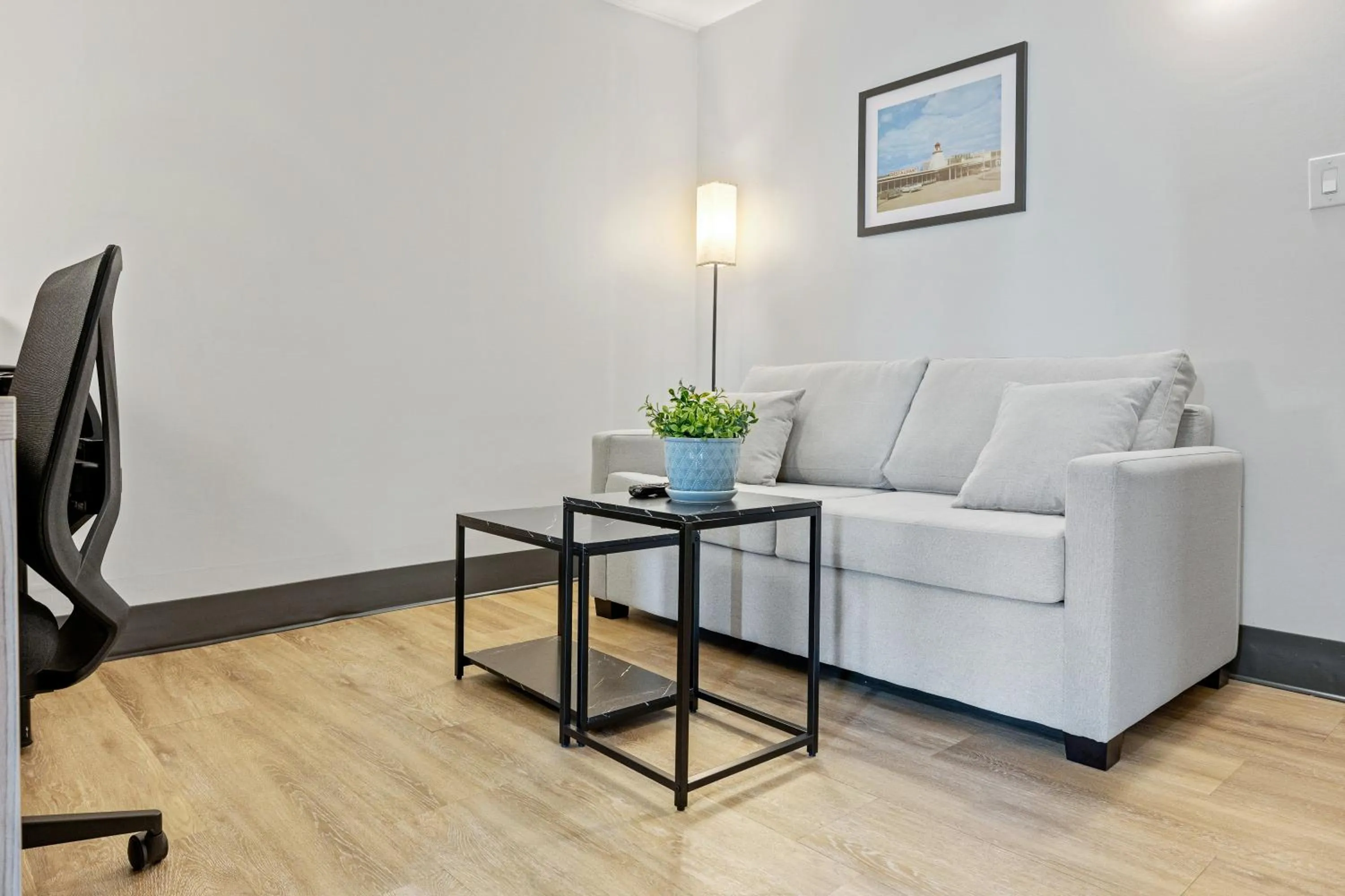 Living room in The Jordan Hotel Ramada by Wyndham