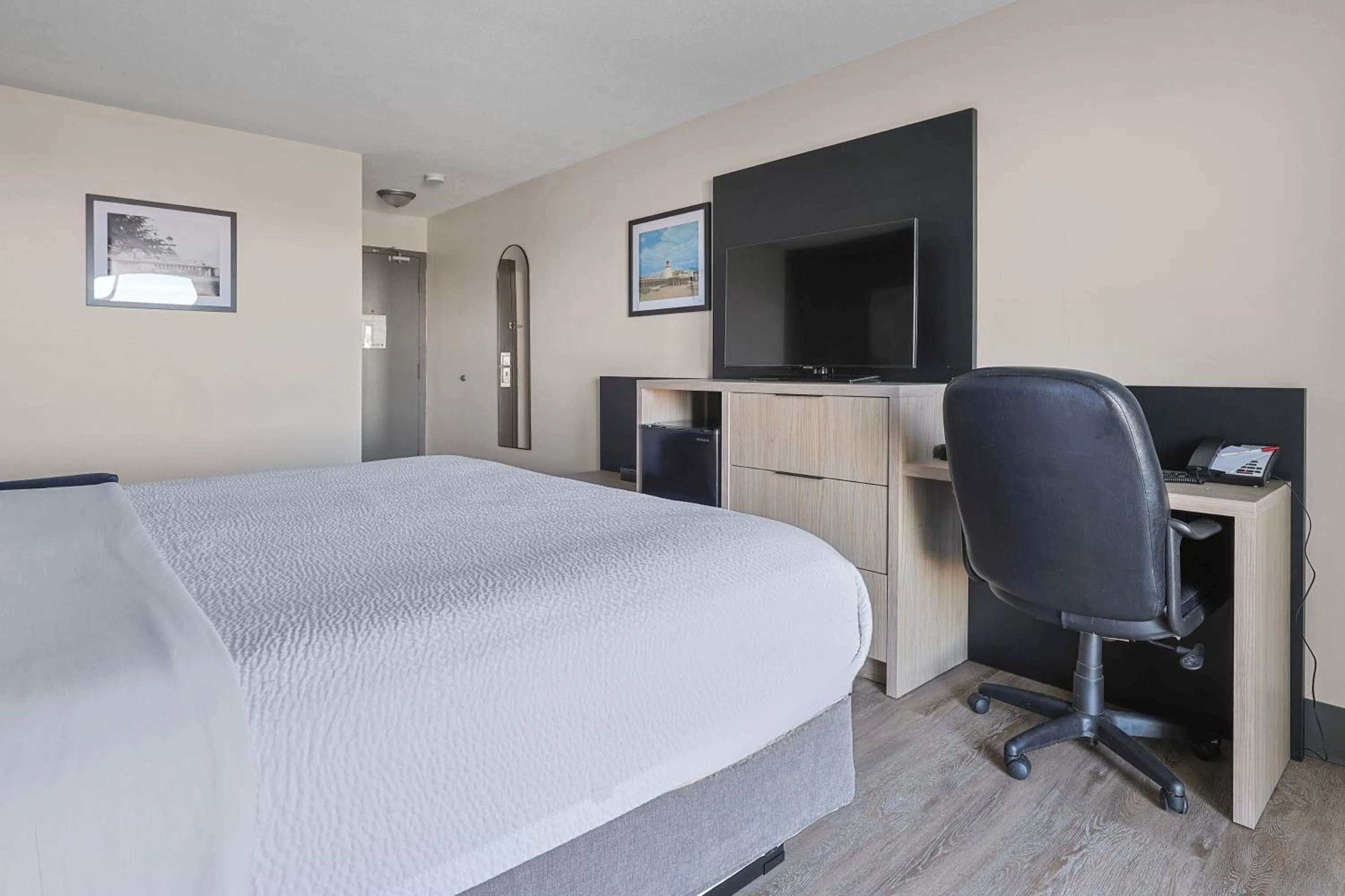 TV and multimedia, Bed in The Jordan Hotel Ramada by Wyndham