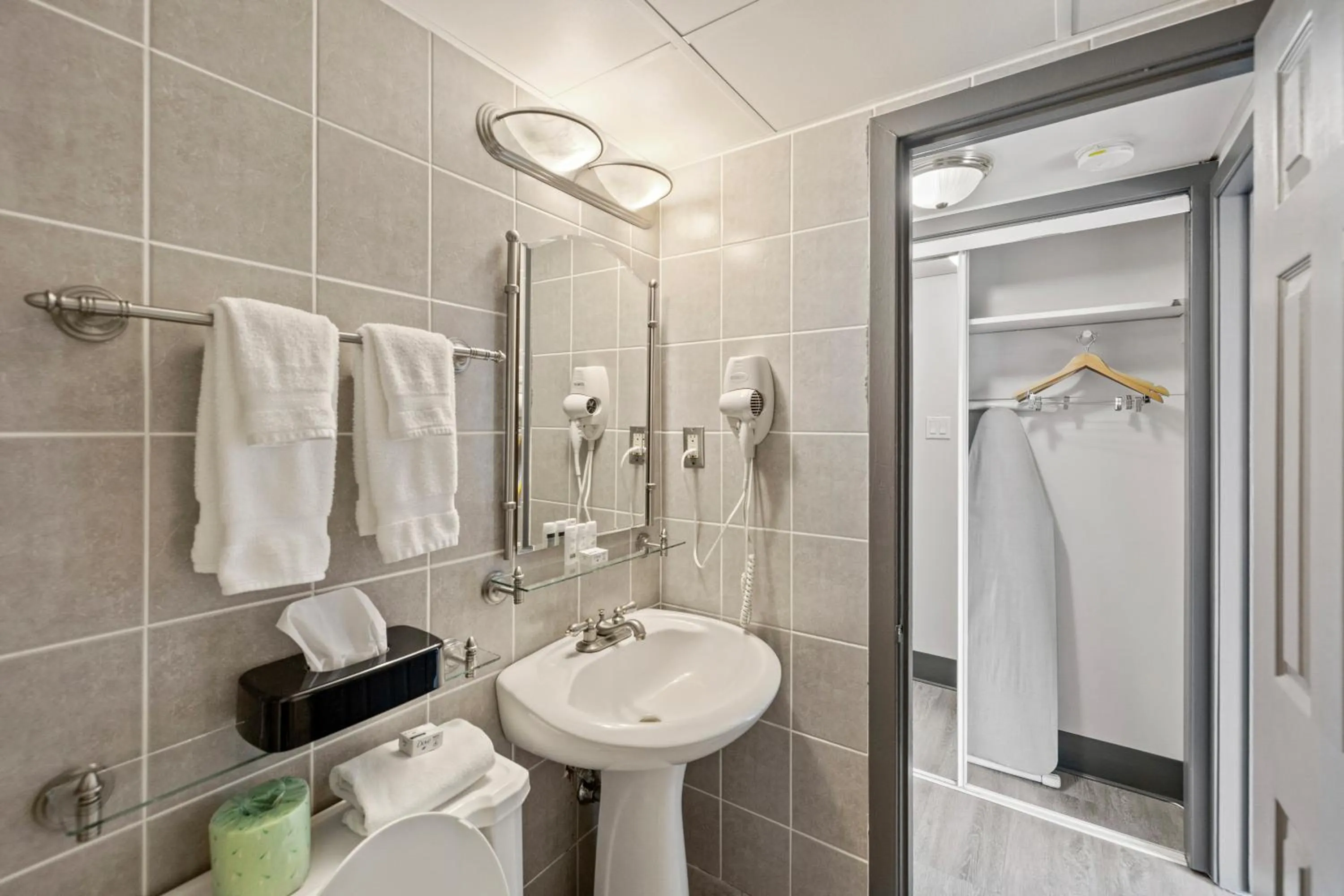 Bathroom in The Jordan Hotel Ramada by Wyndham