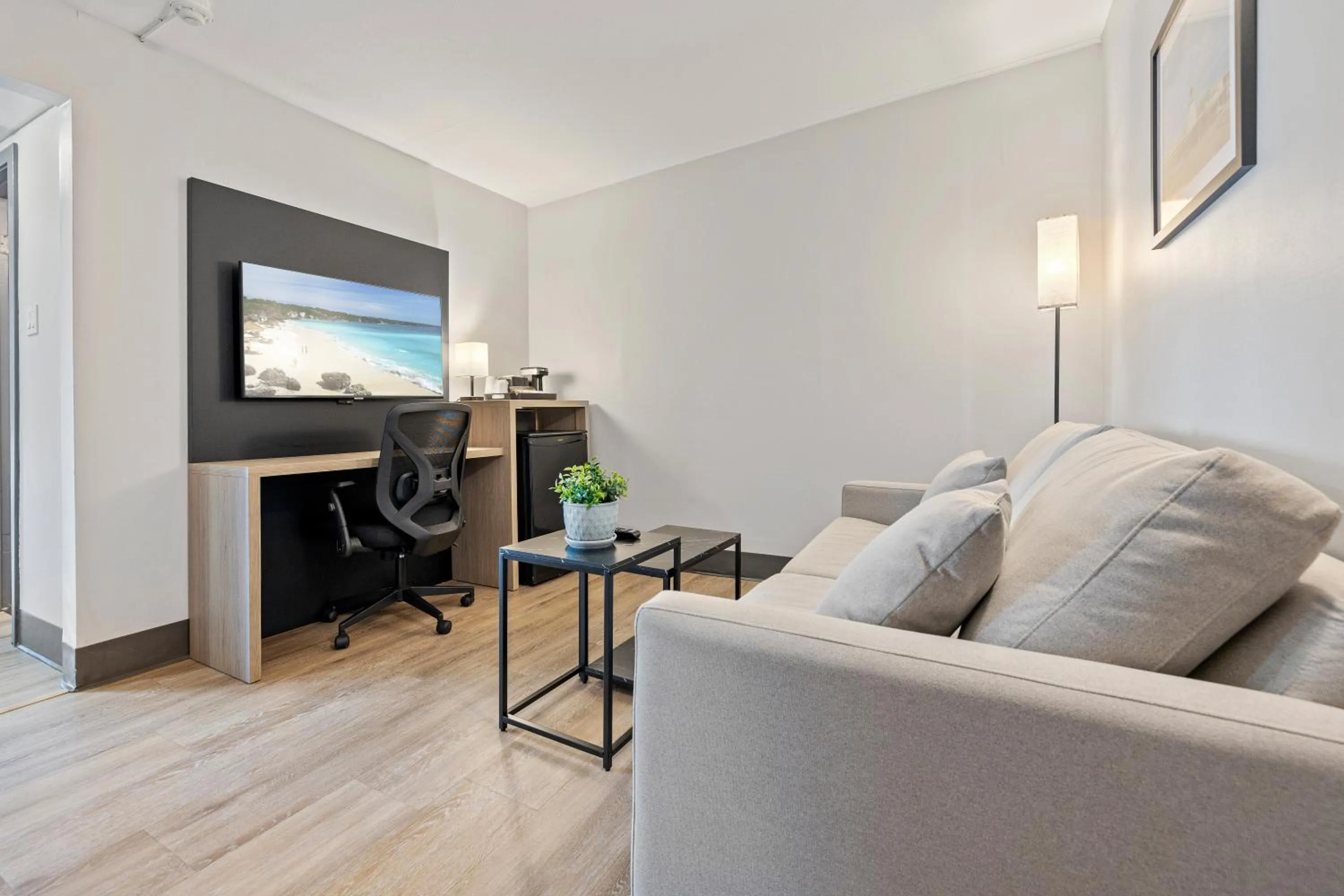 Living room in The Jordan Hotel Ramada by Wyndham