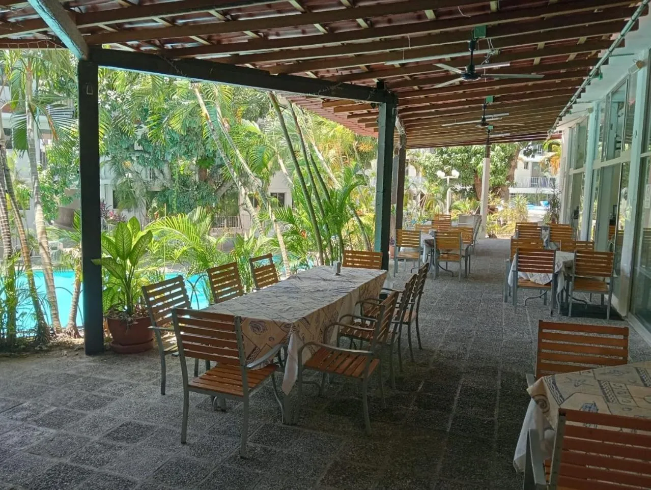 Restaurant/places to eat in Alba Suites Acapulco