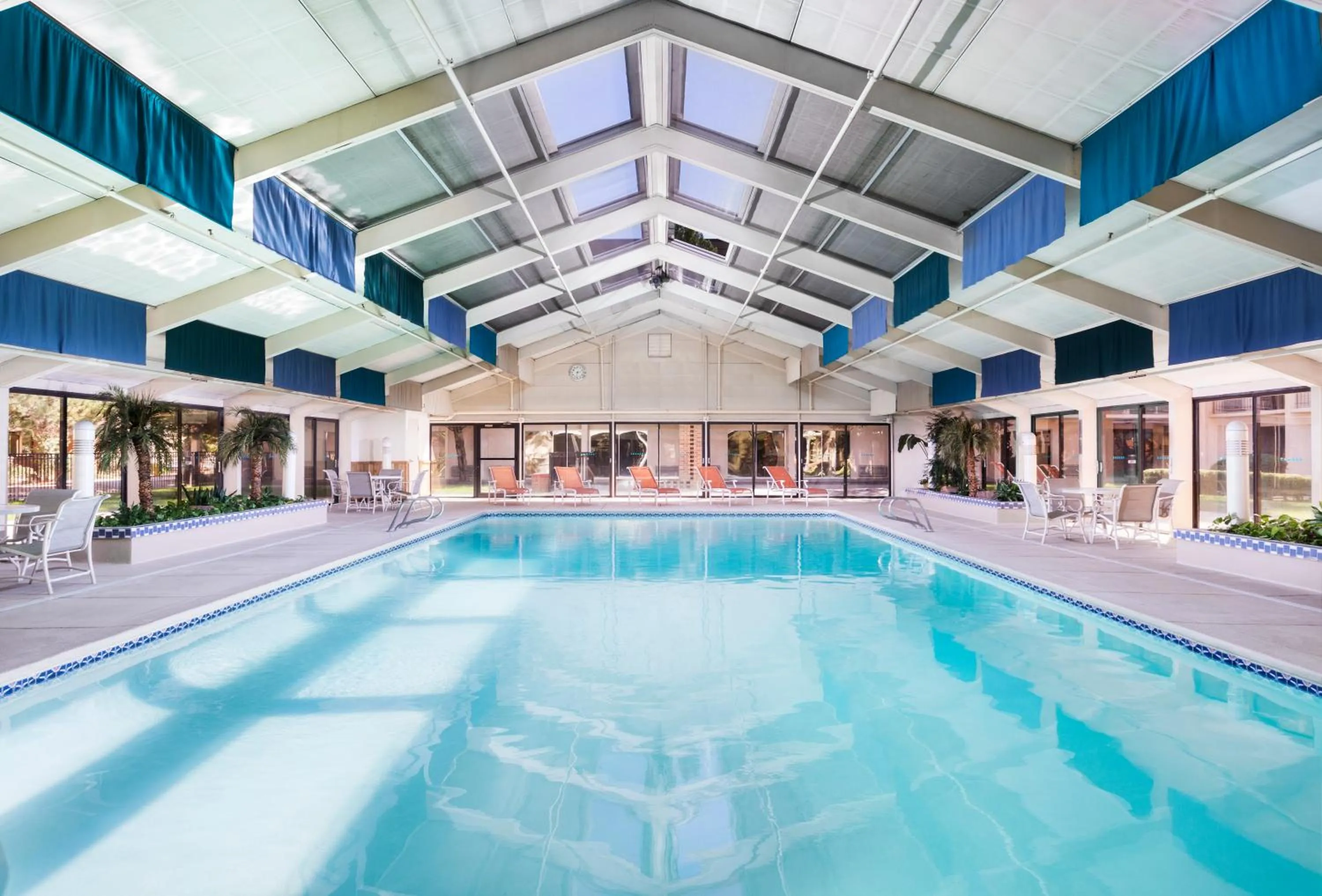 Swimming pool in The Querque Hotel