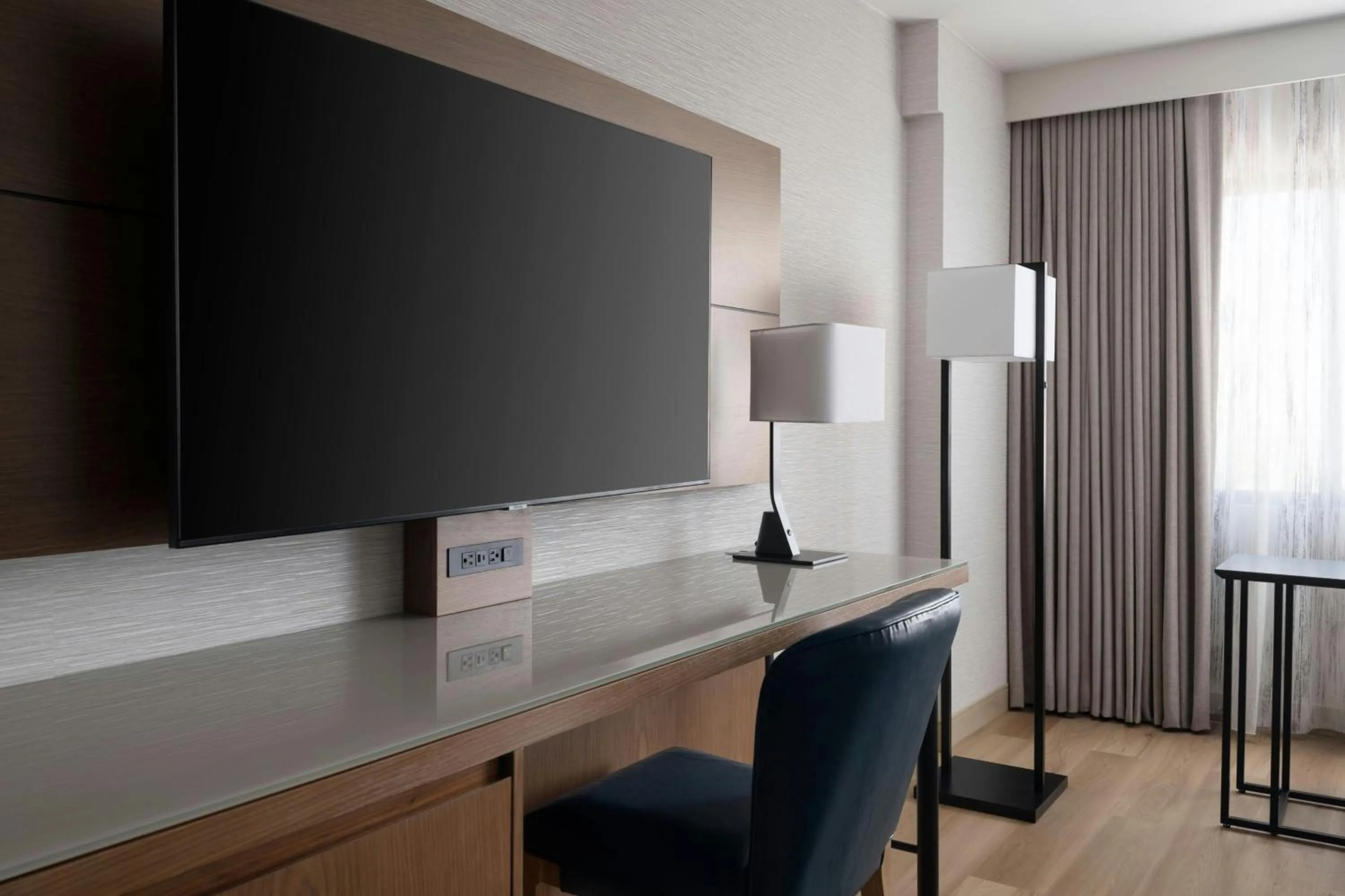 Photo of the whole room in Albuquerque Marriott Pyramid North