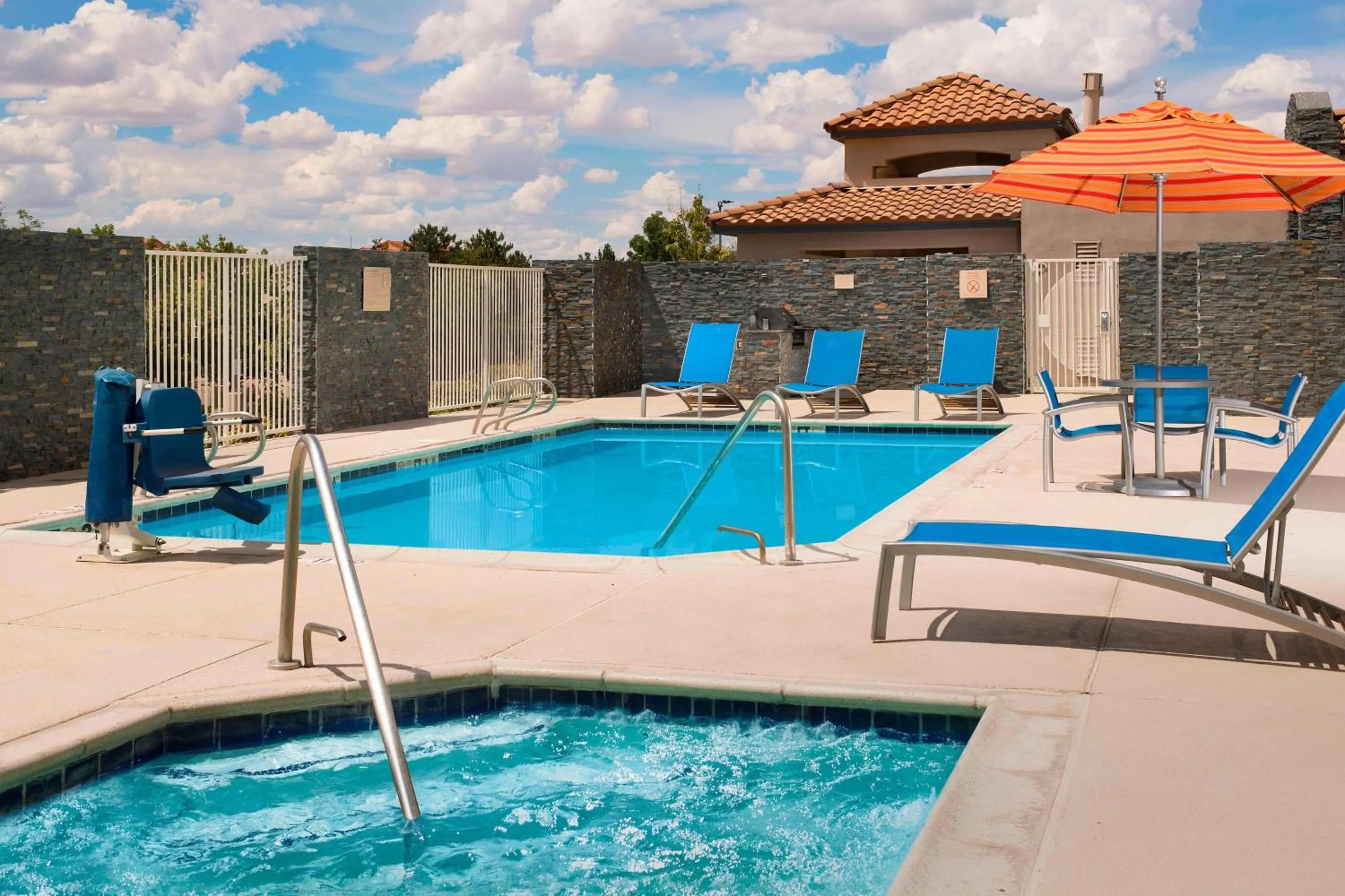 Swimming pool in TownePlace Suites by Marriott Albuquerque Airport