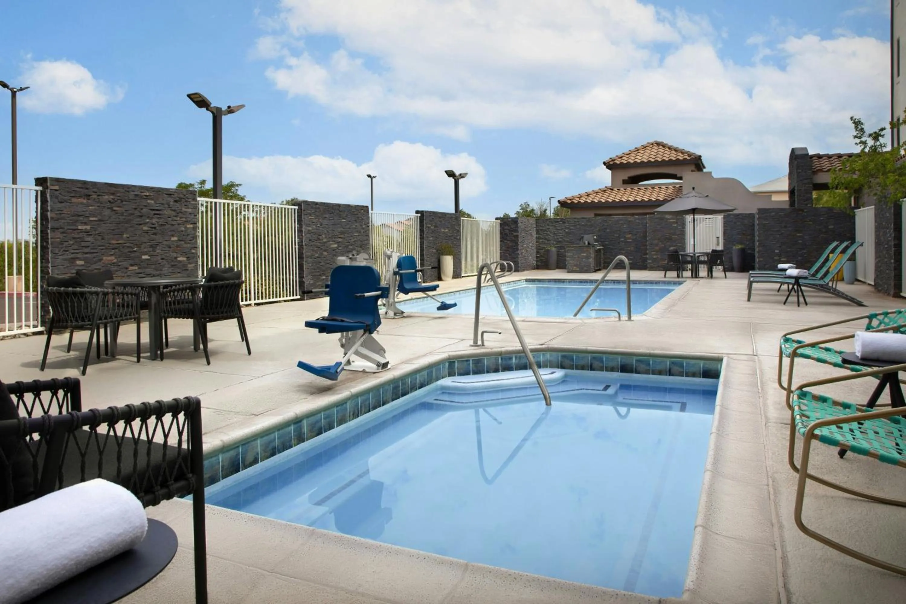 Swimming pool in TownePlace Suites by Marriott Albuquerque Airport