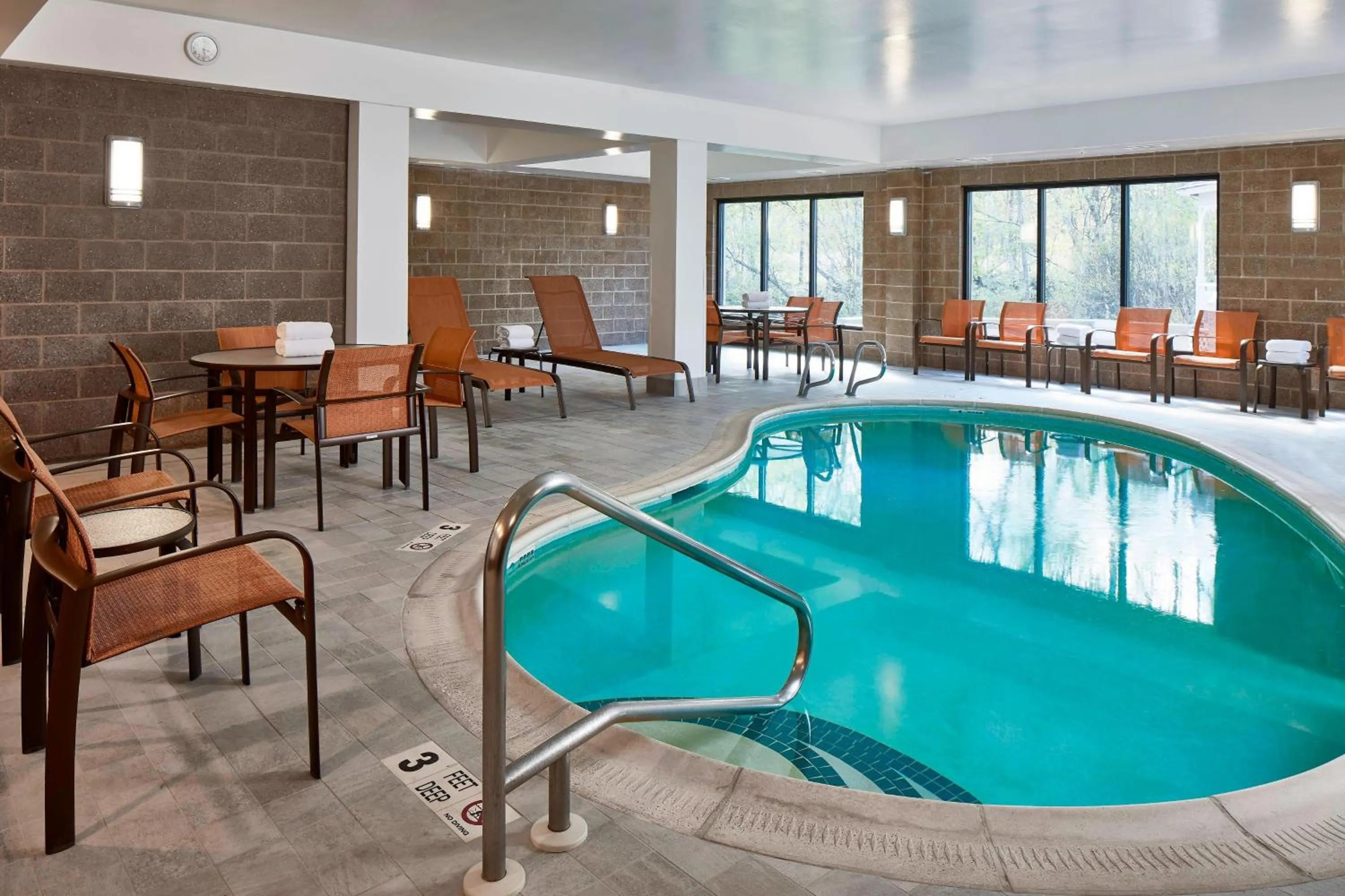 Swimming pool in Fairfield Inn & Suites by Marriott Albany Airport