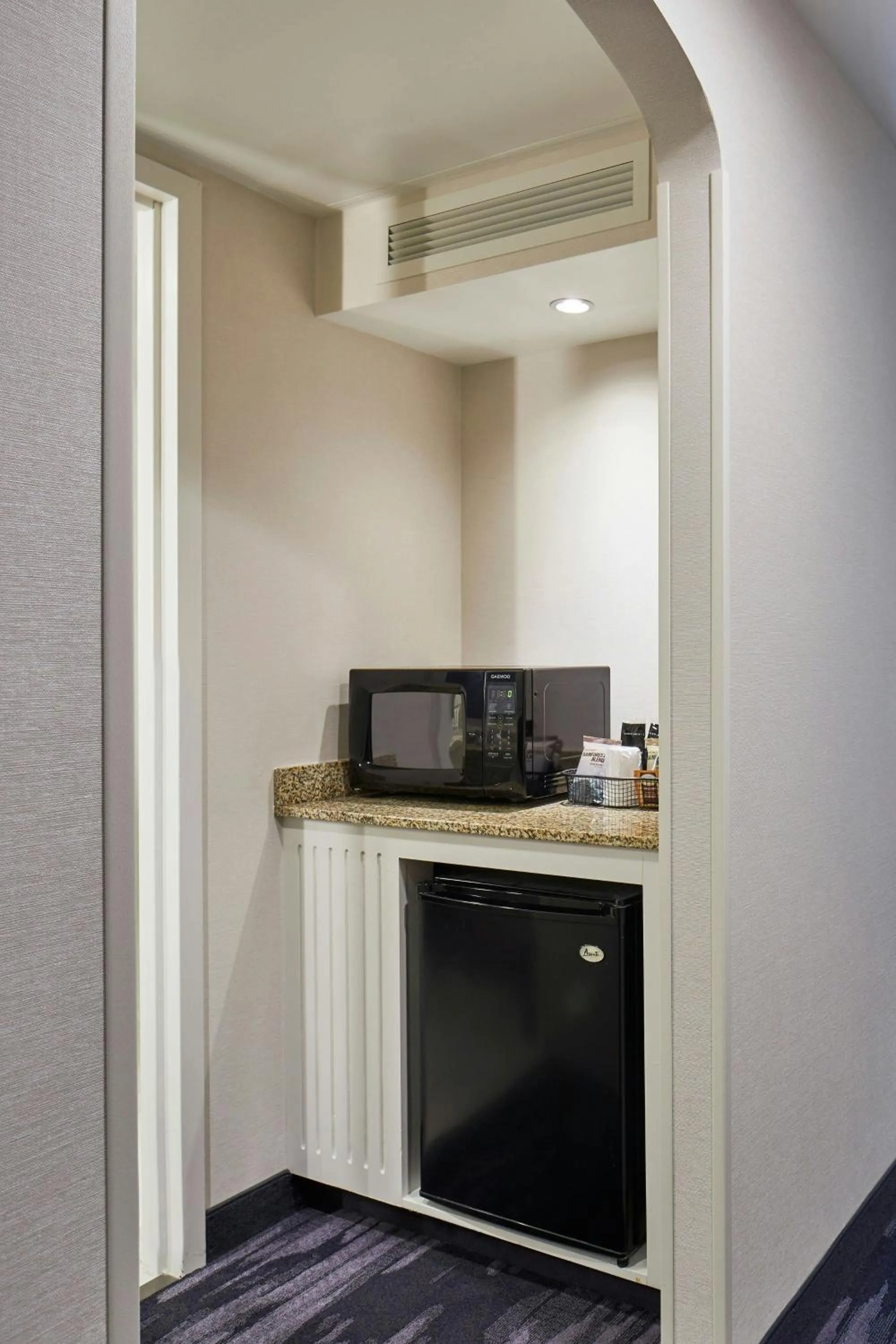 Photo of the whole room in Fairfield Inn & Suites by Marriott Albany Airport