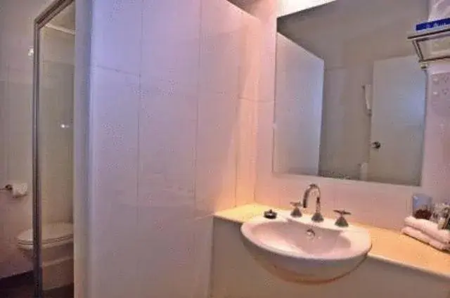 Bathroom in Comfort Inn Capital Horsham Bathroom in Comfort Inn Capital Horsham