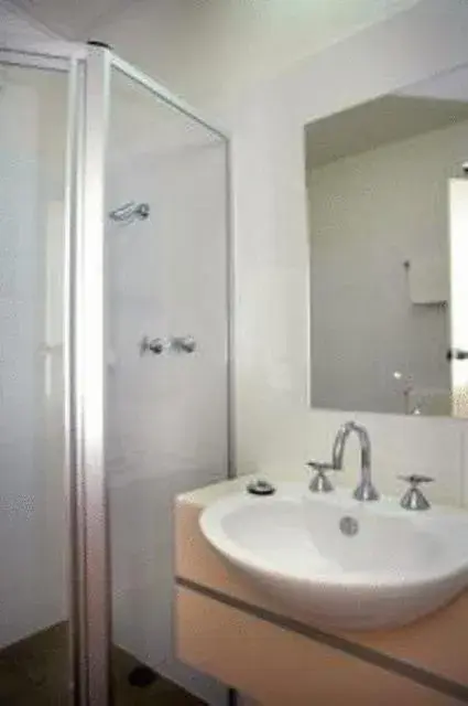 Bathroom in Comfort Inn Capital Horsham Bathroom in Comfort Inn Capital Horsham