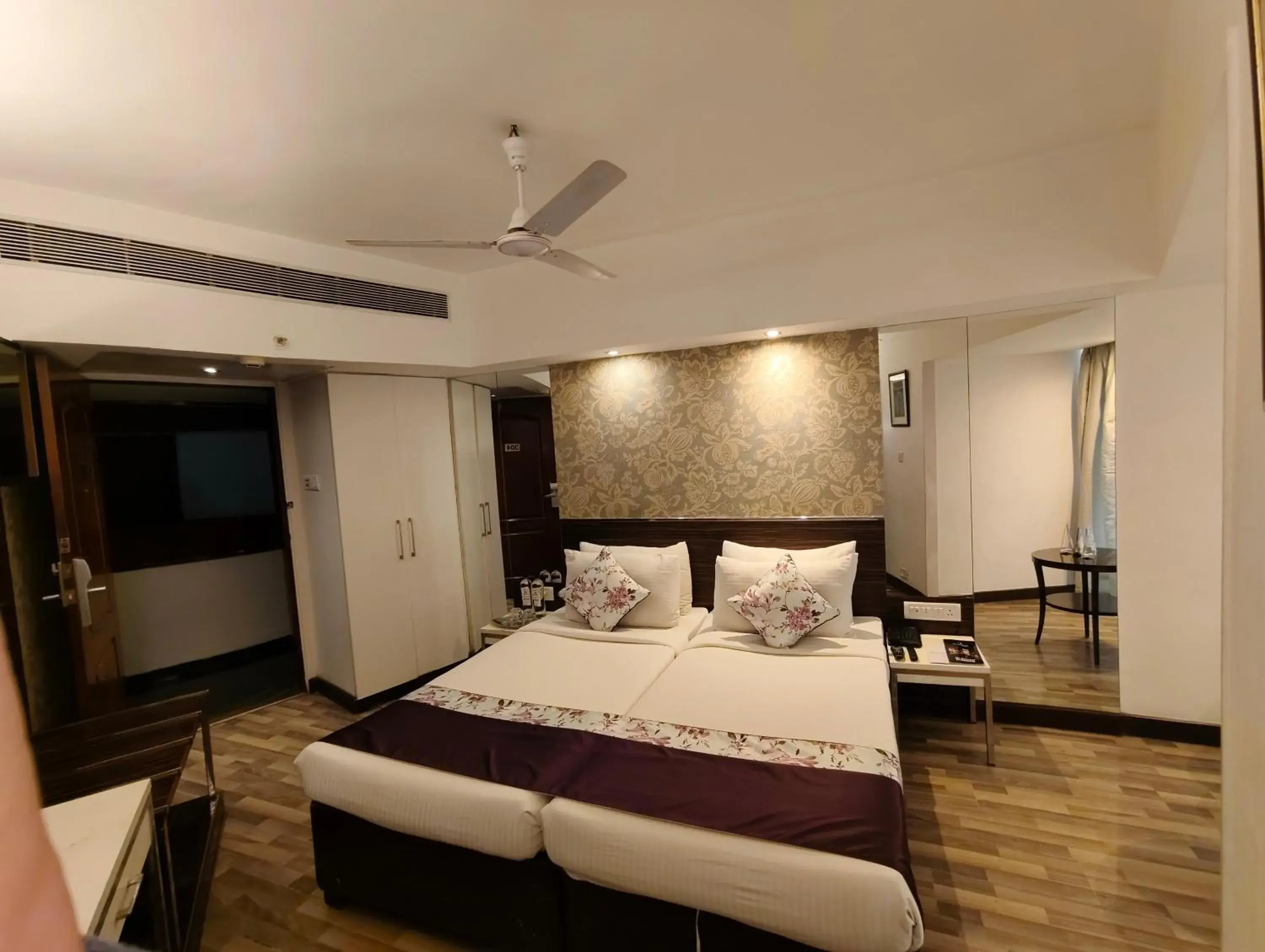 Bedroom, Bed in Regenta Place Bangalore, Cunningham Road Bedroom, Bed in Regenta Place Bangalore, Cunningham Road