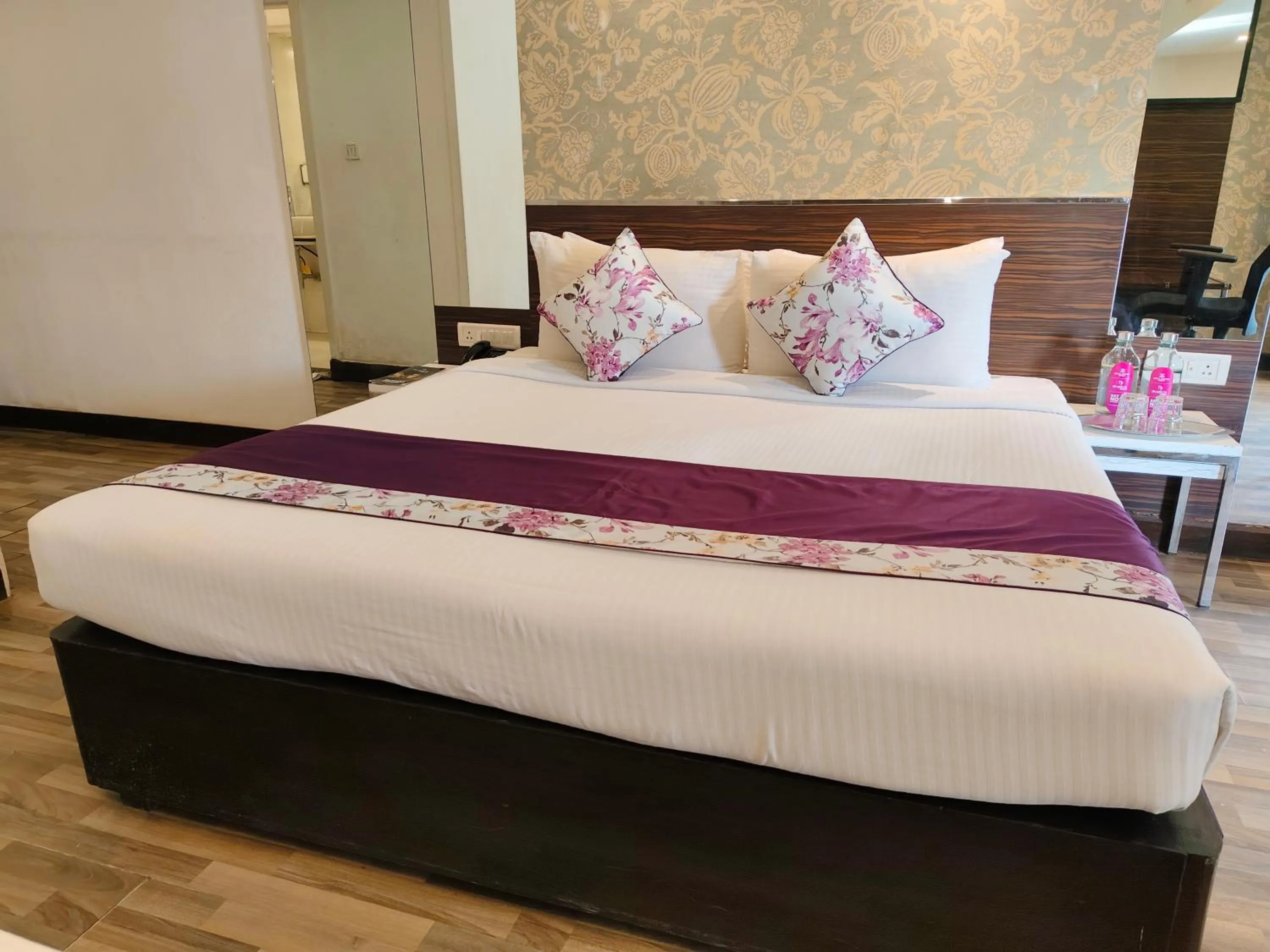 Bedroom, Bed in Regenta Place Bangalore, Cunningham Road