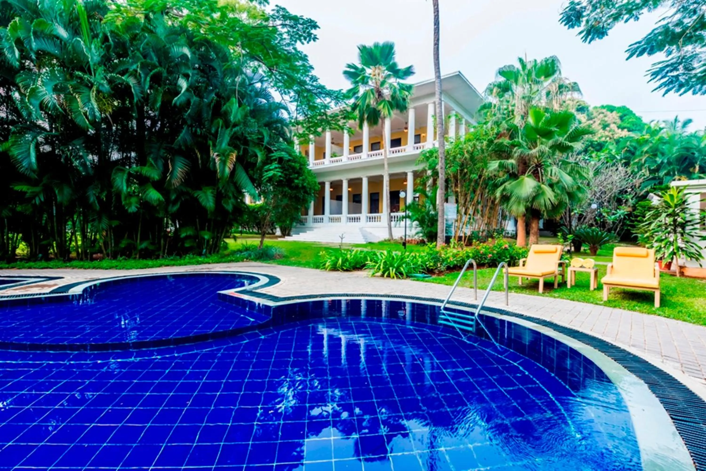 Swimming pool in Royal Orchid Metropole Mysore