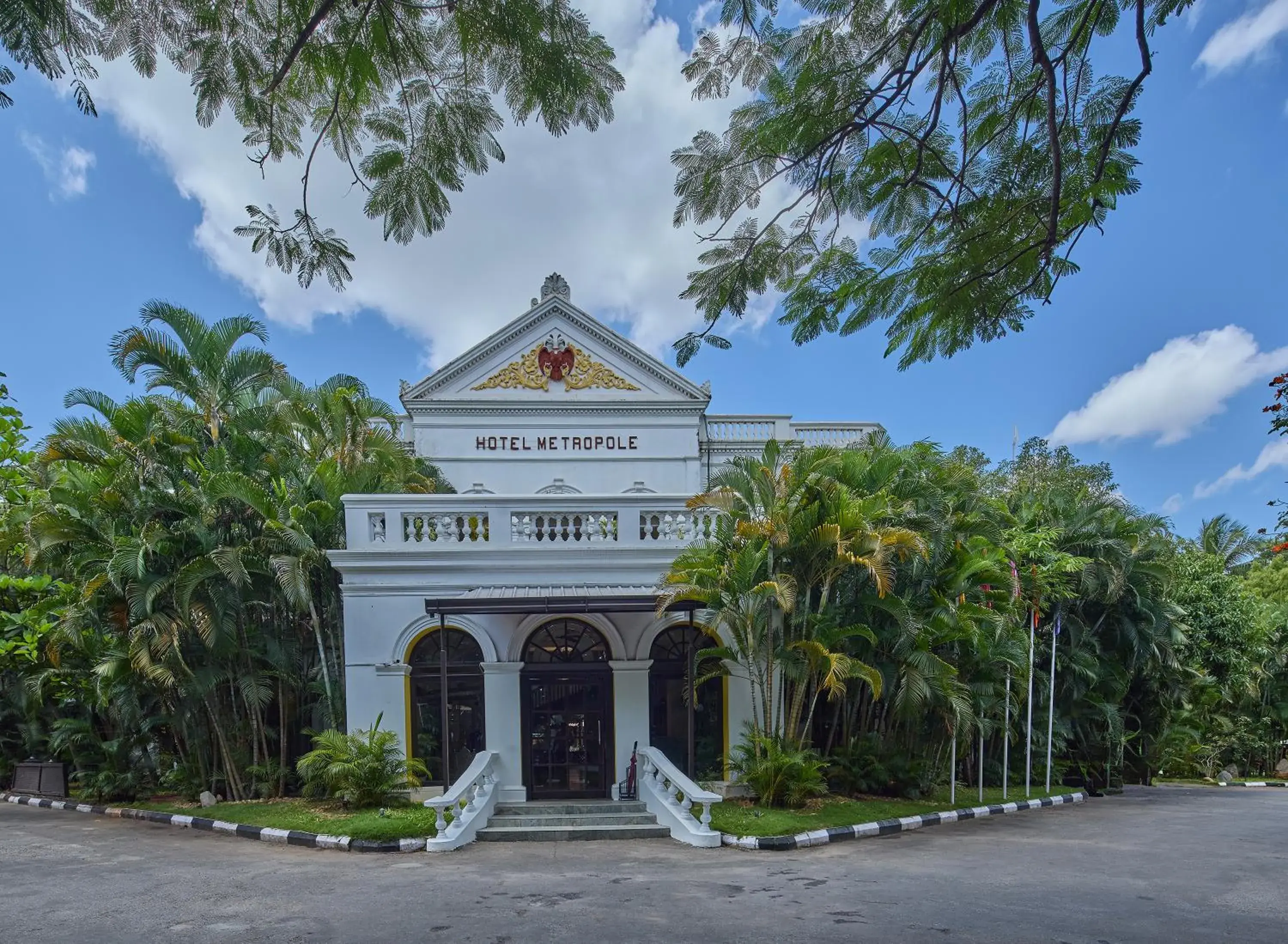 Facade/entrance in Royal Orchid Metropole Mysore Facade/entrance in Royal Orchid Metropole Mysore