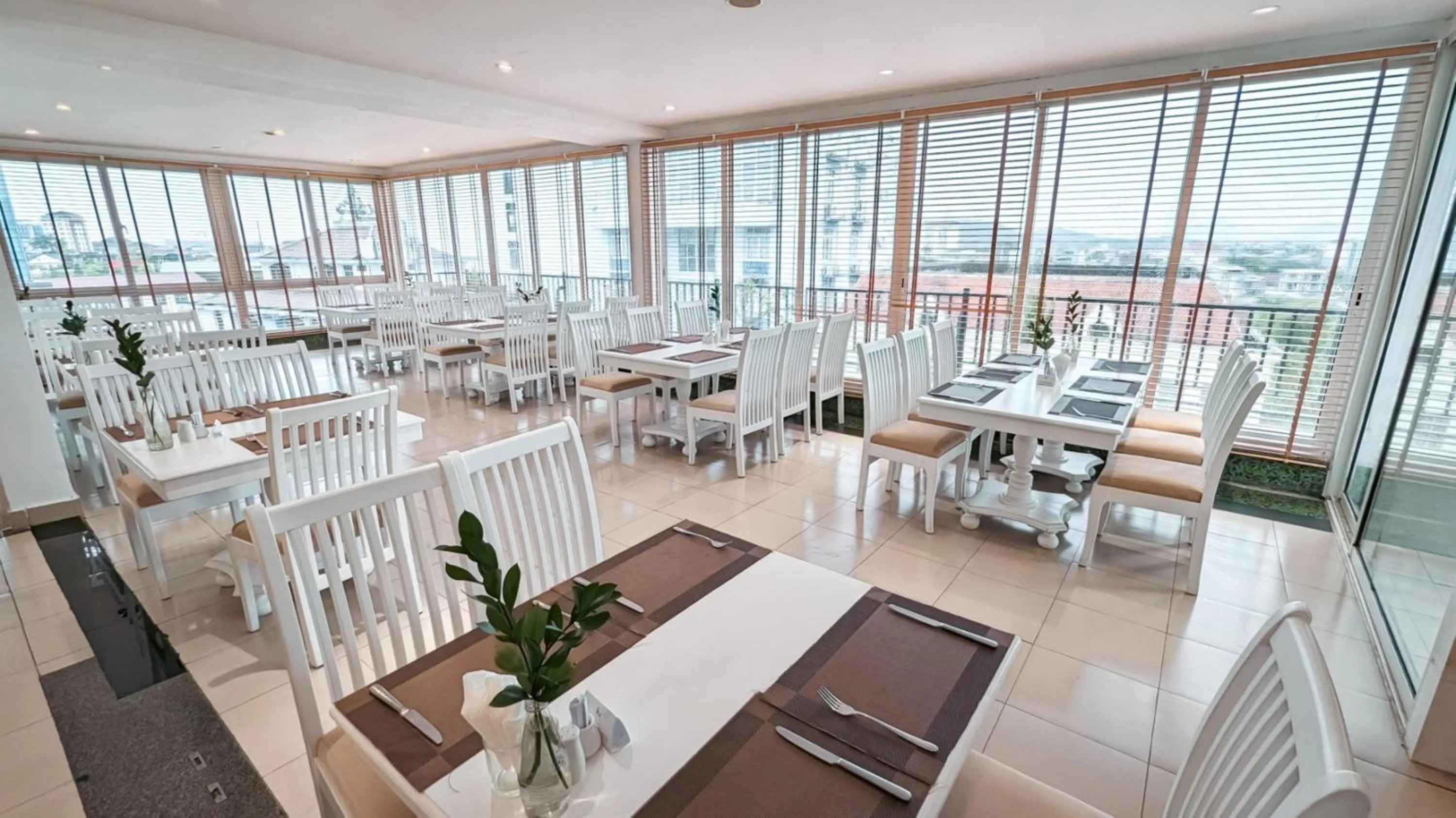 Restaurant/places to eat in Alba Hotel