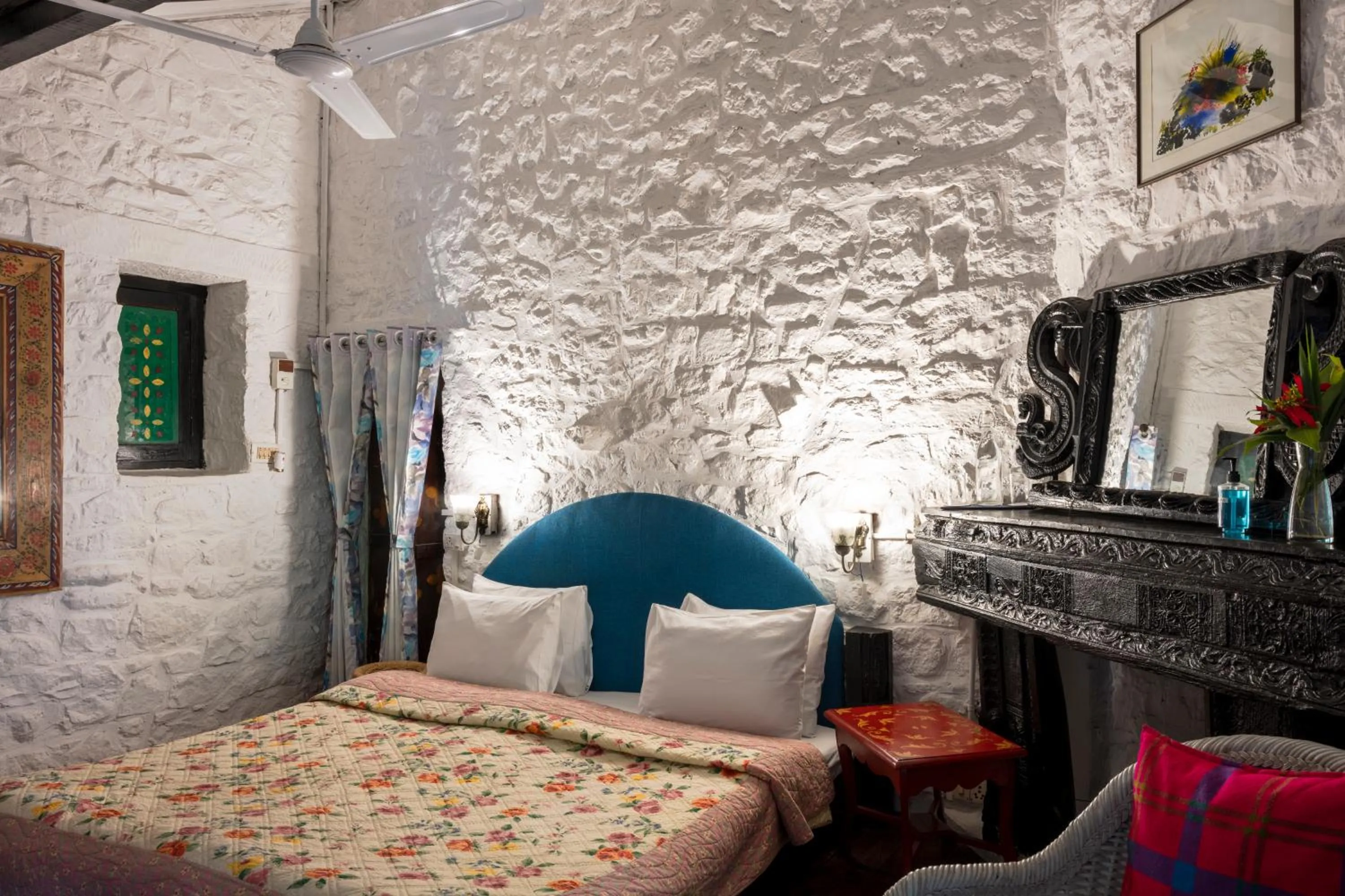 Bed in ROSASTAYS Jeolikote