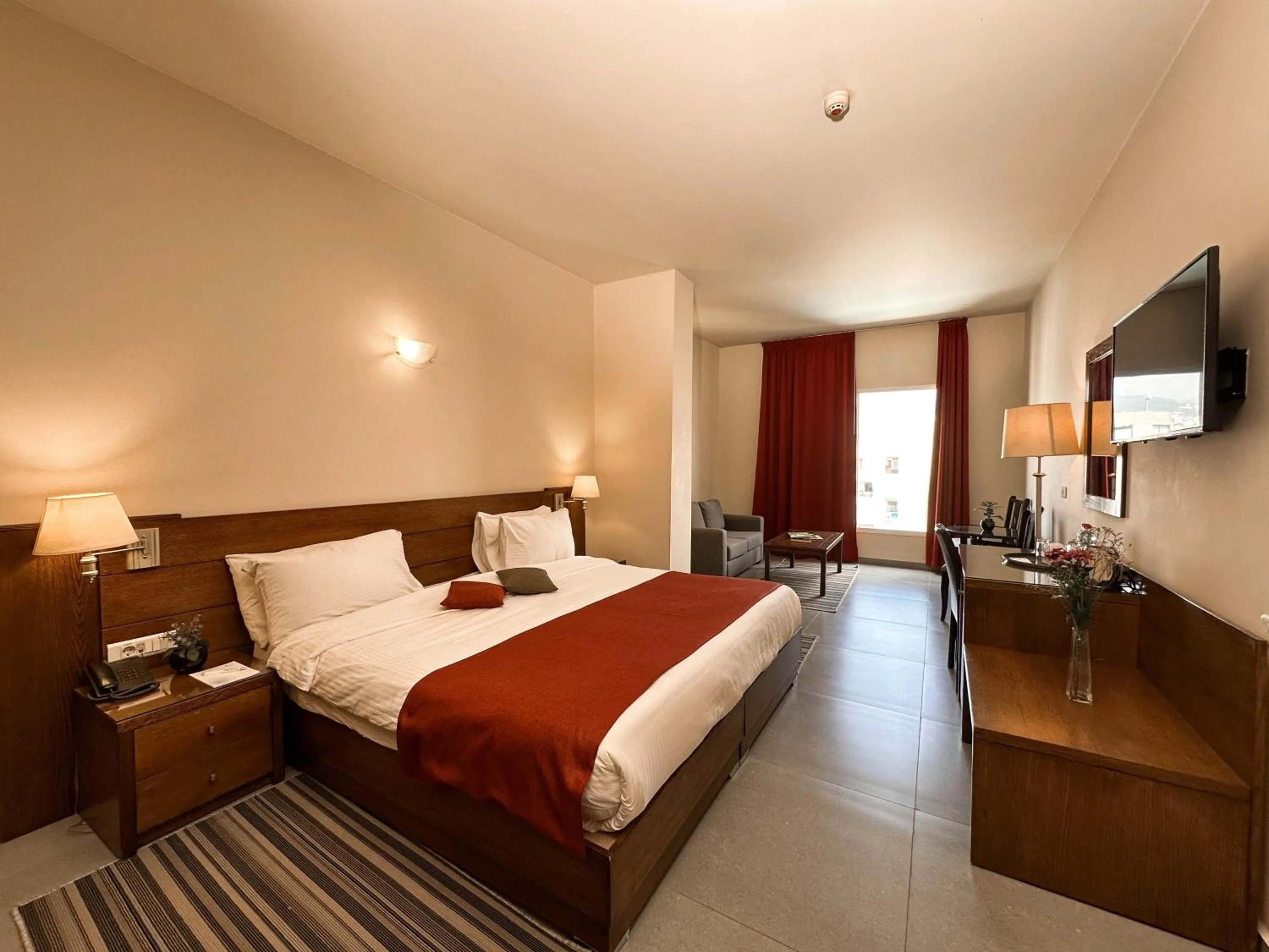 Bedroom, Bed in Cosmopolitan Hotel