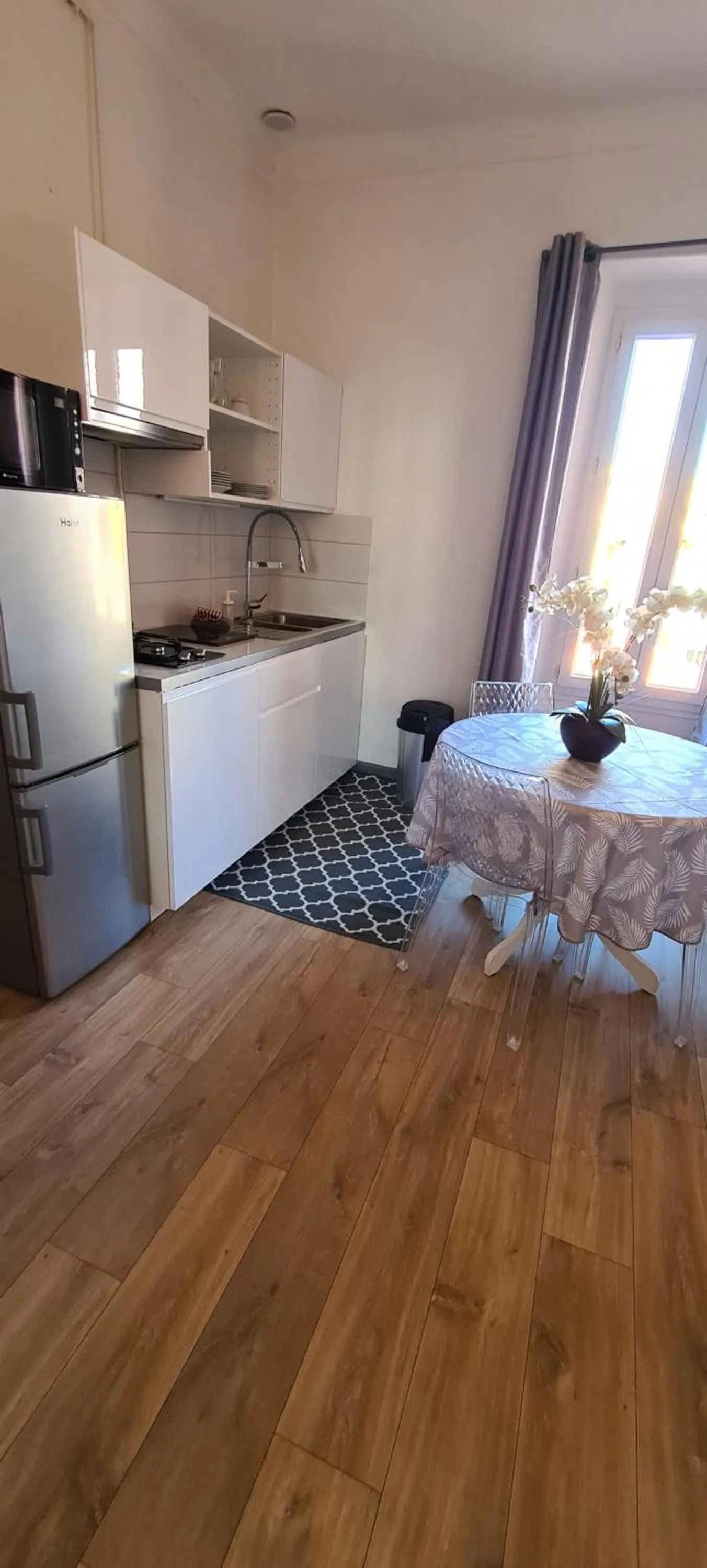 Kitchen or kitchenette, Bed in SeaYouSoon Inn Cannes - Studios