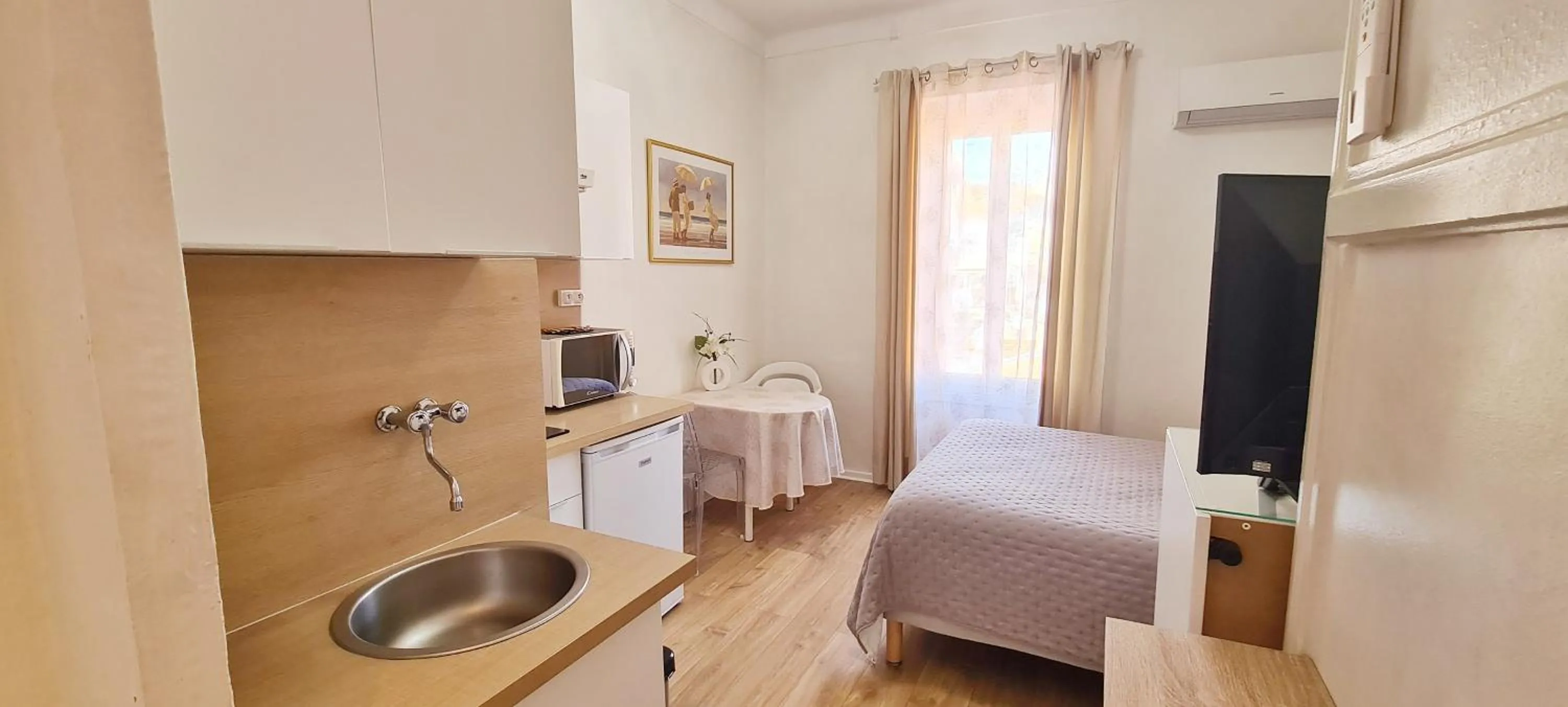 Photo of the whole room, Bed in SeaYouSoon Inn Cannes - Studios