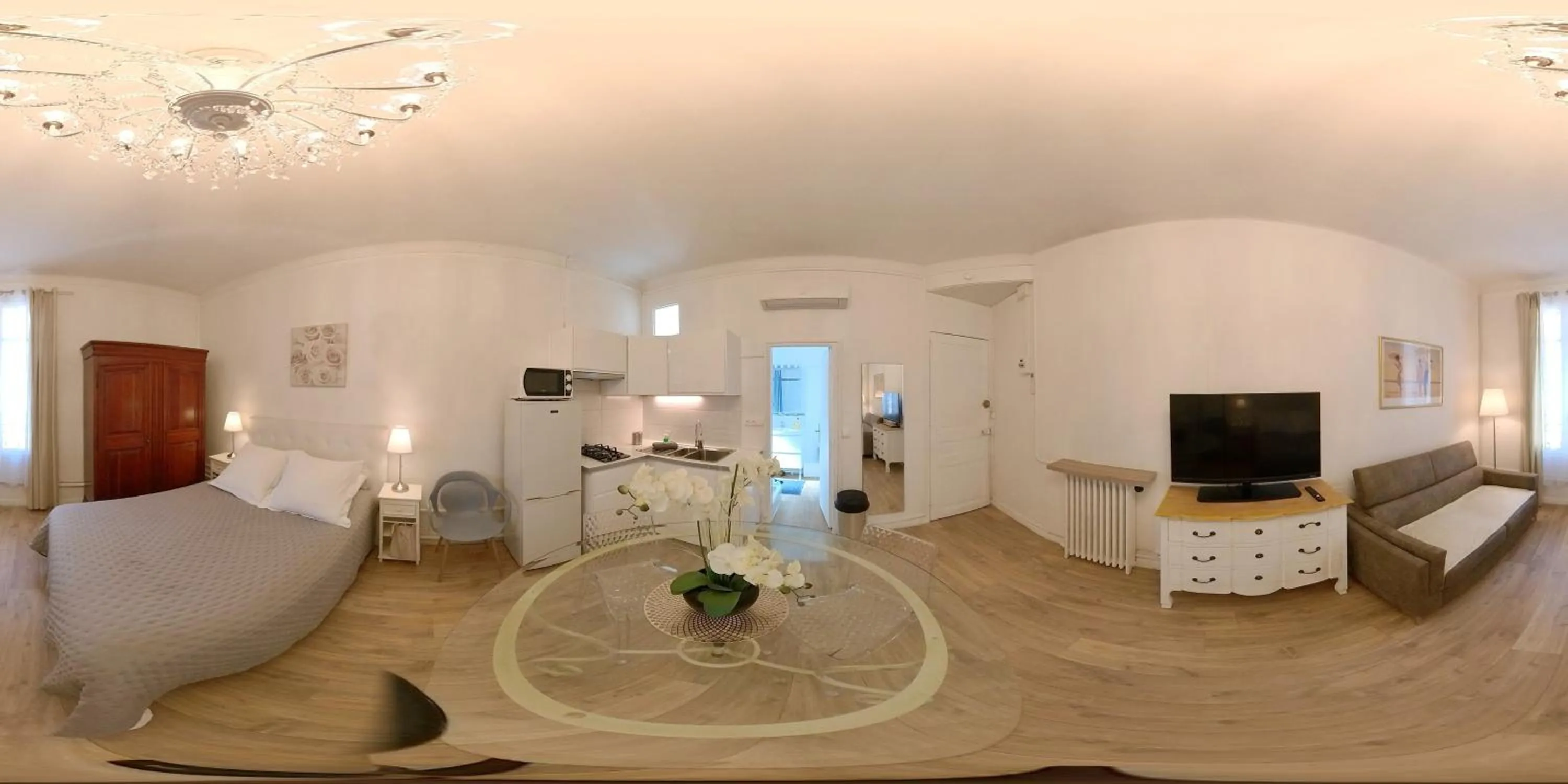 Photo of the whole room, Bed in SeaYouSoon Inn Cannes - Studios