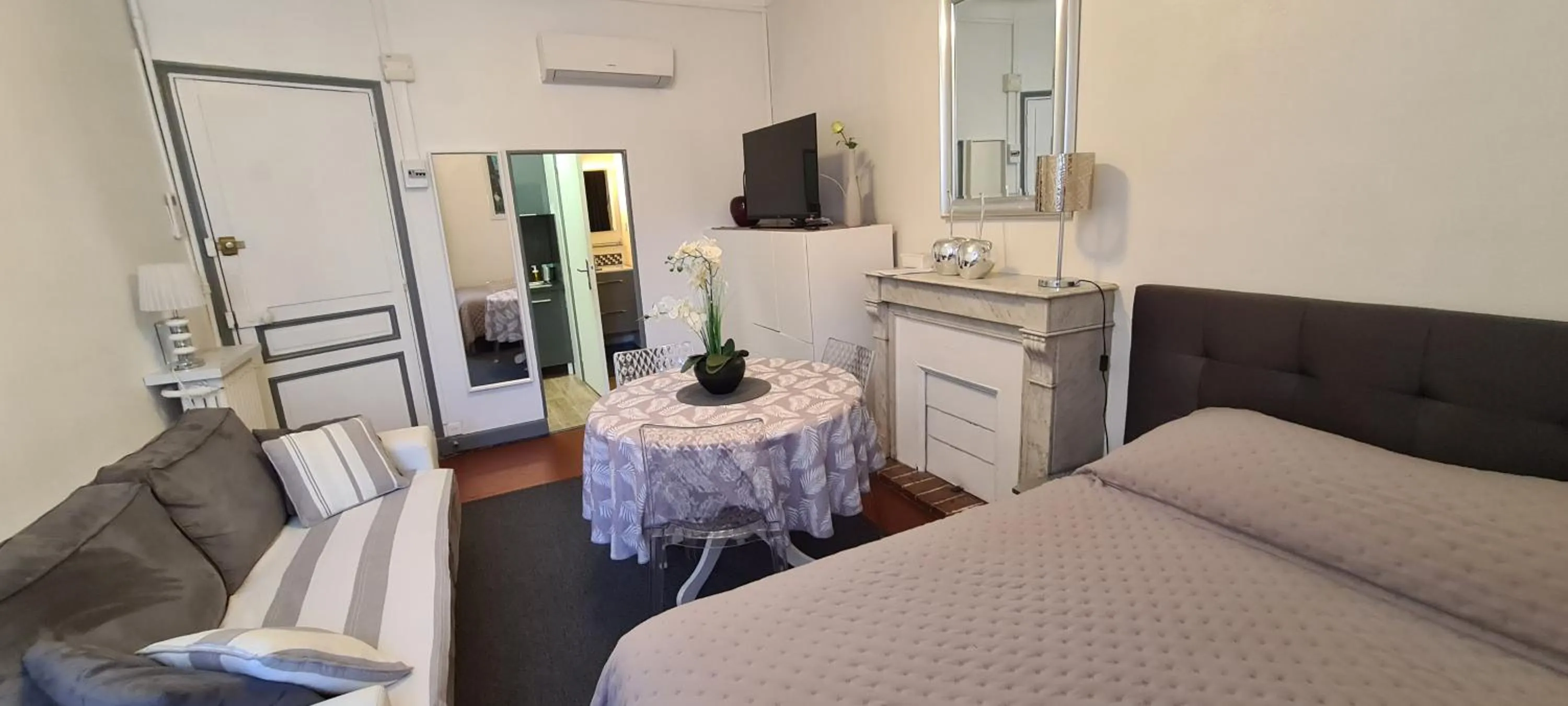 Bedroom, Bed in SeaYouSoon Inn Cannes - Studios