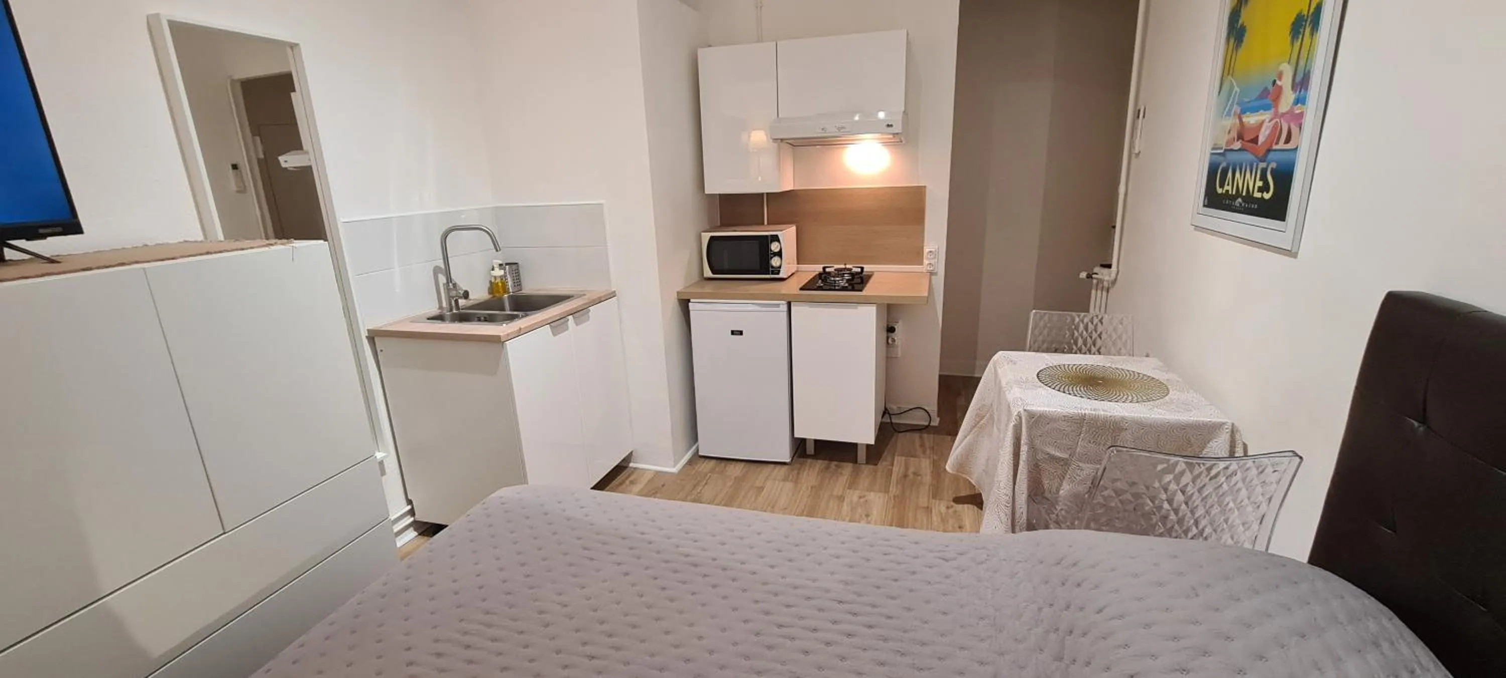 Photo of the whole room in SeaYouSoon Inn Cannes - Studios