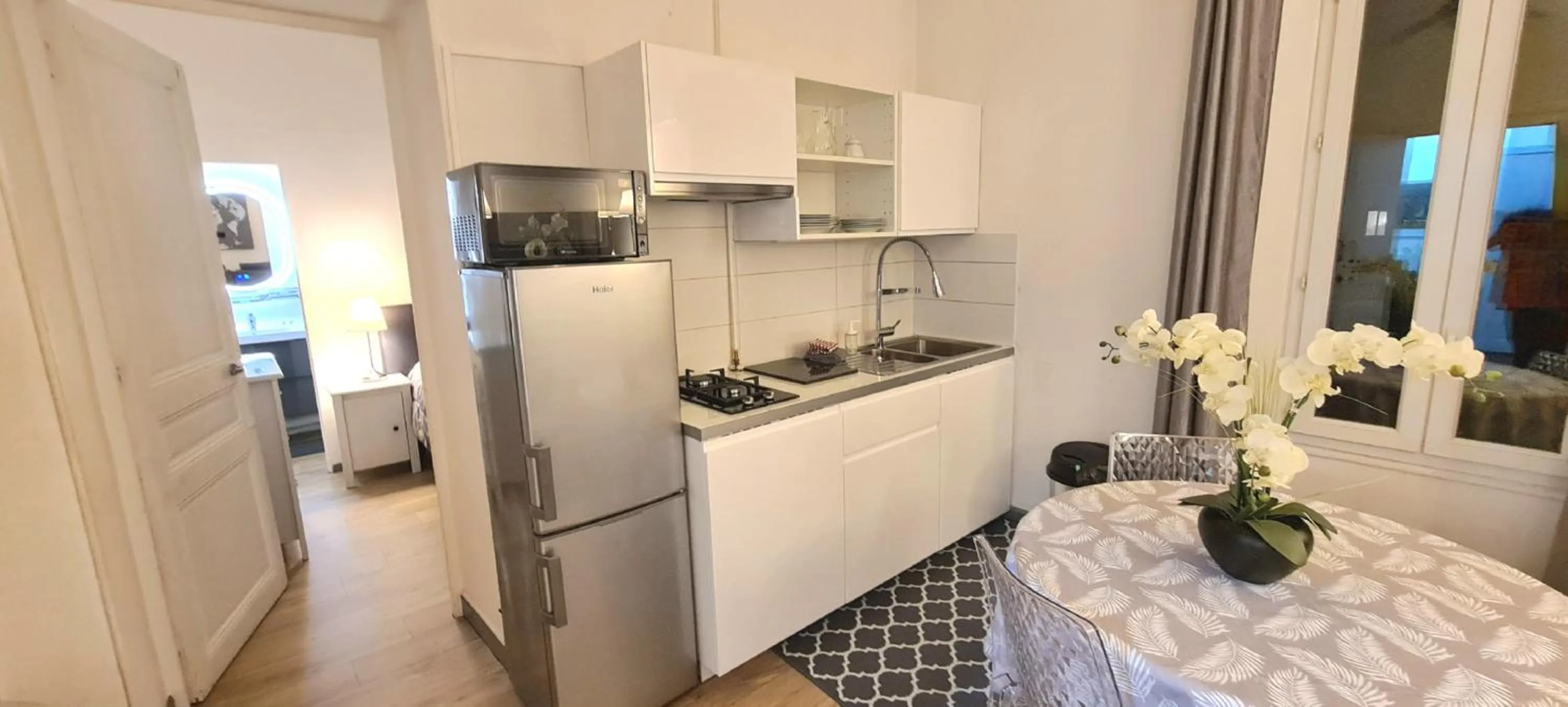 Kitchen or kitchenette in SeaYouSoon Inn Cannes - Studios