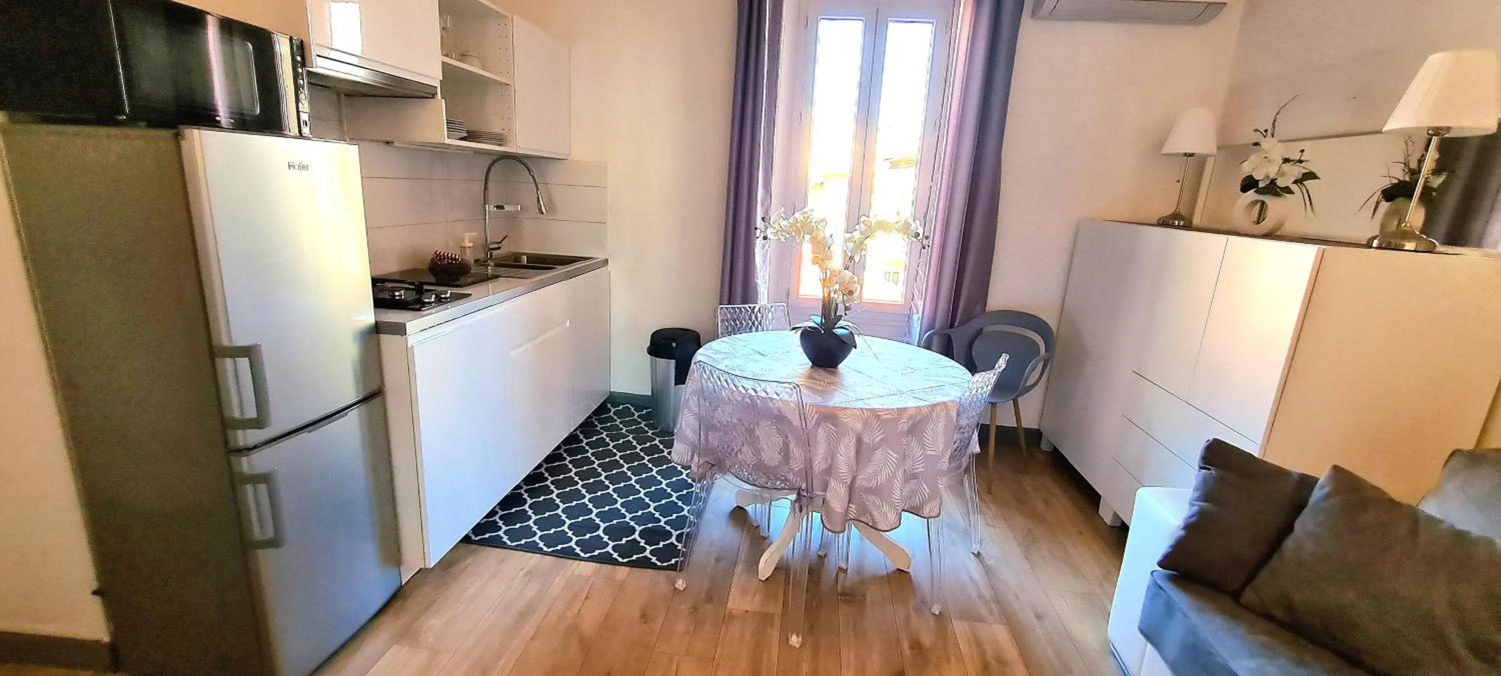 Dining area in SeaYouSoon Inn Cannes - Studios