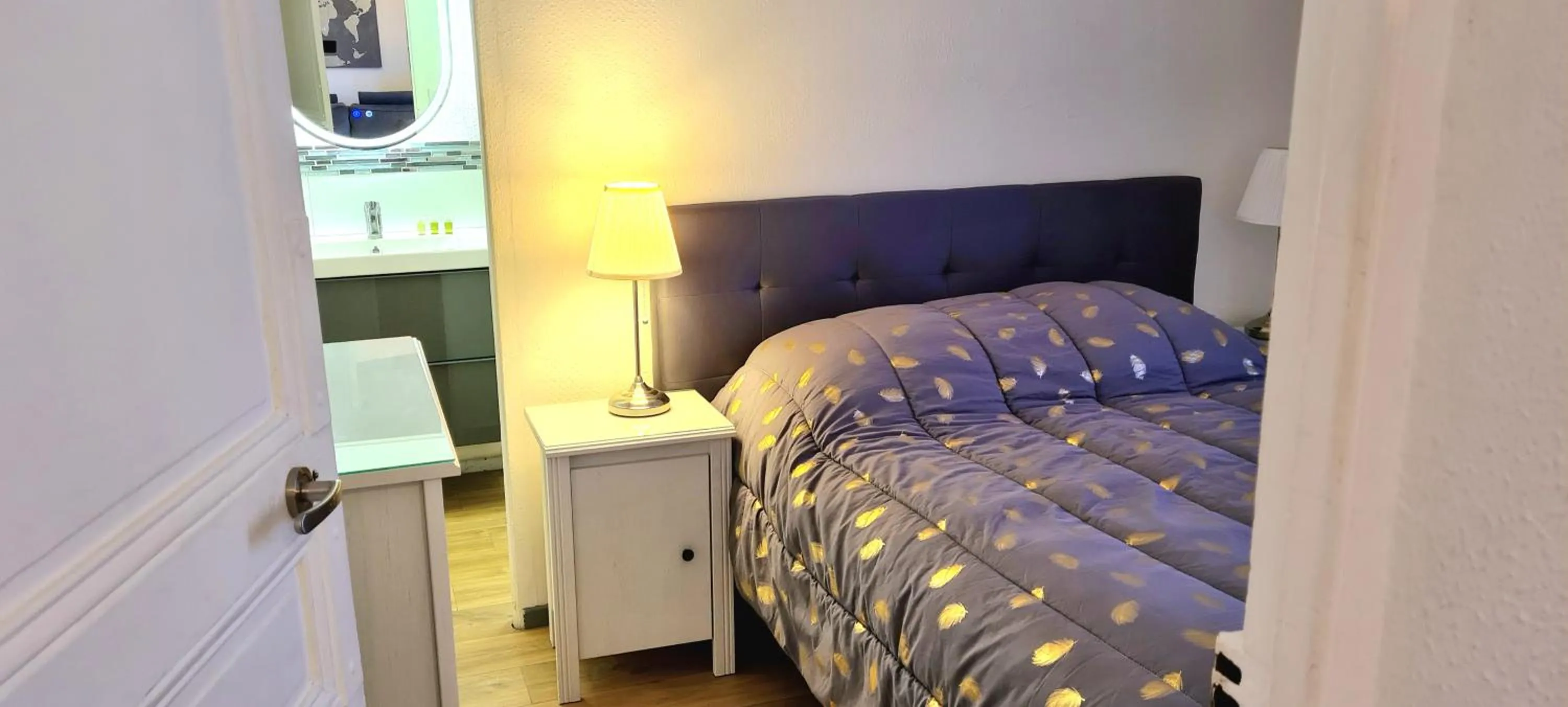 Bedroom, Bed in SeaYouSoon Inn Cannes - Studios