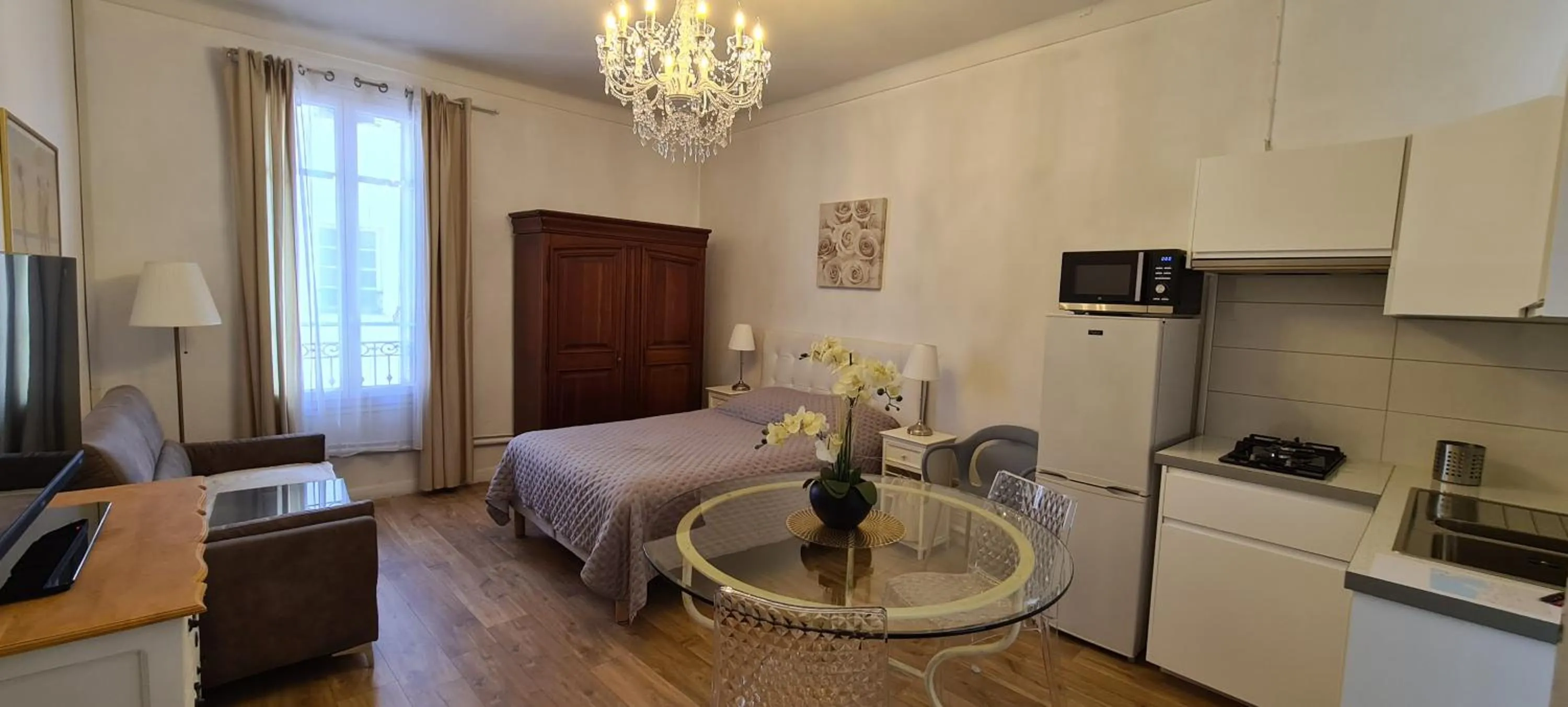 Photo of the whole room, Bed in SeaYouSoon Inn Cannes - Studios