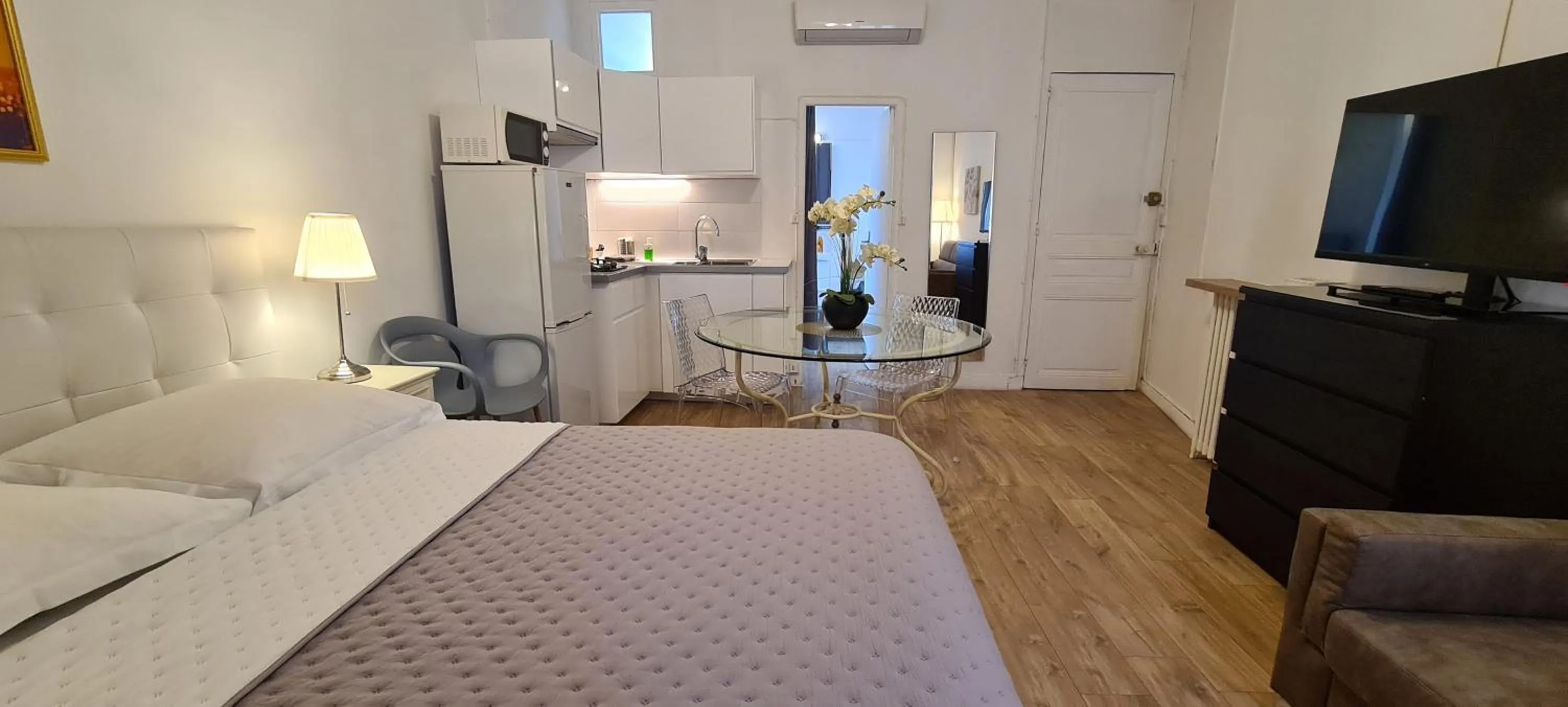 Photo of the whole room, Bed in SeaYouSoon Inn Cannes - Studios