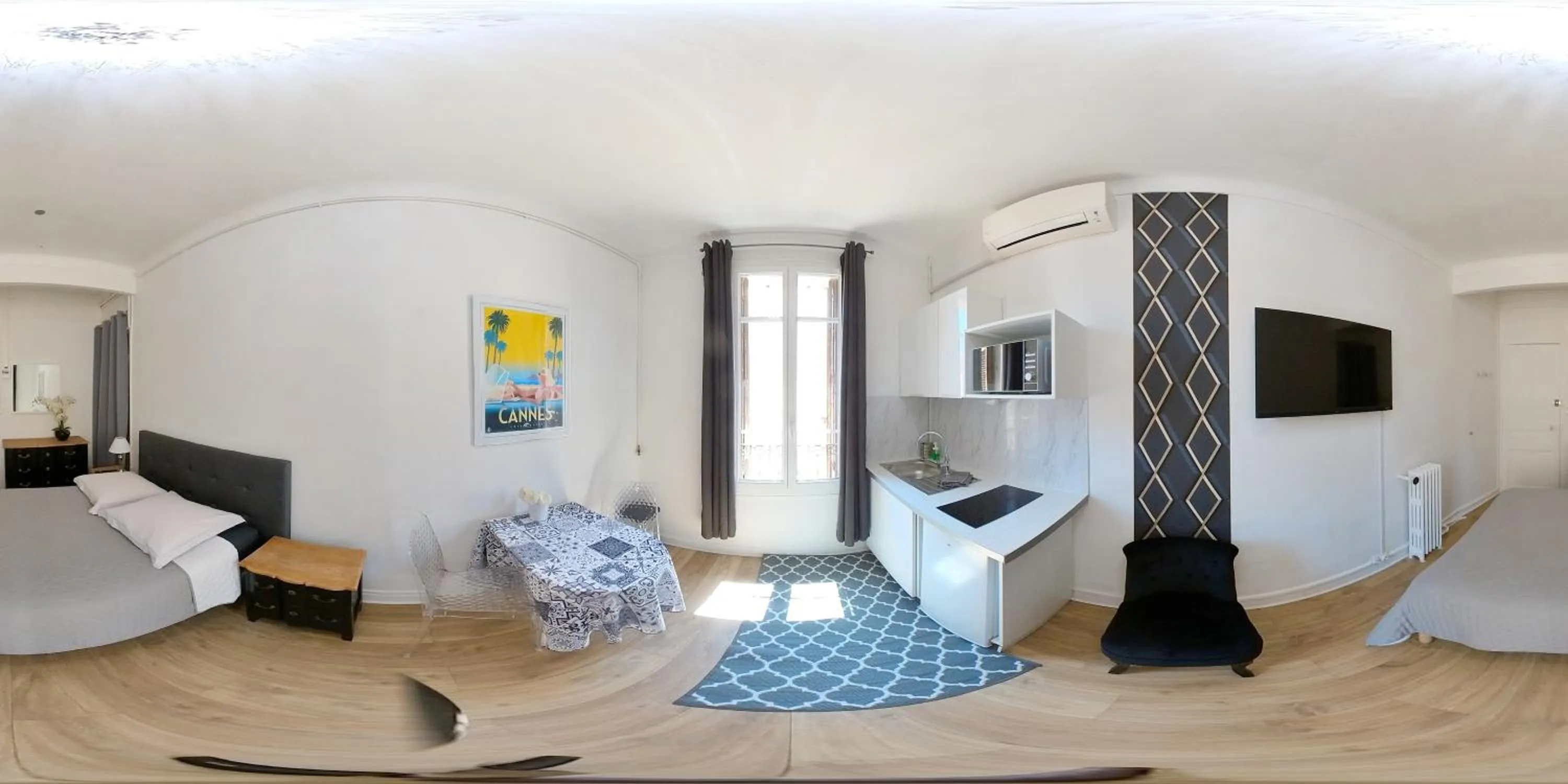 Photo of the whole room in SeaYouSoon Inn Cannes - Studios