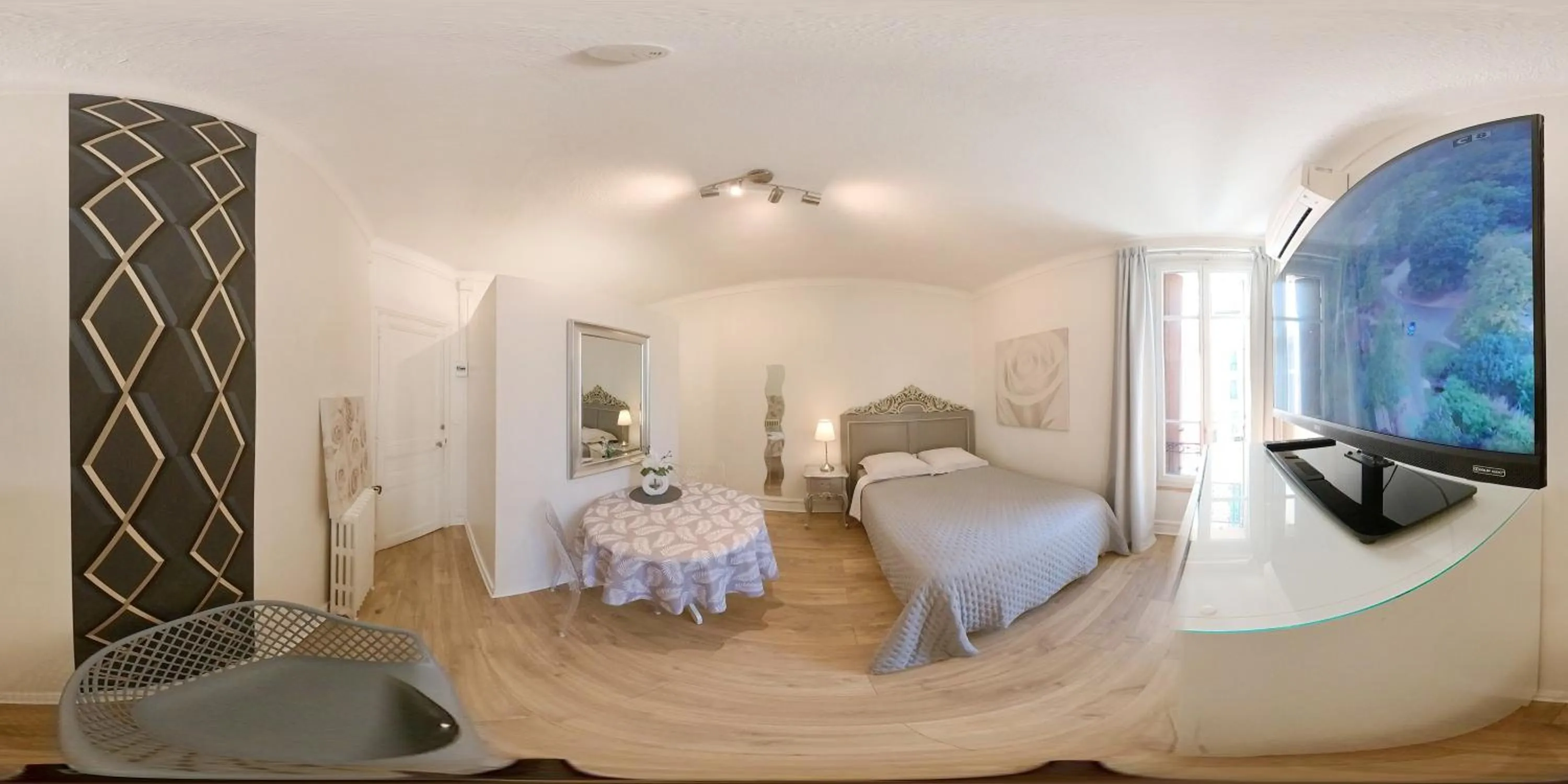 Photo of the whole room, Bed in SeaYouSoon Inn Cannes - Studios