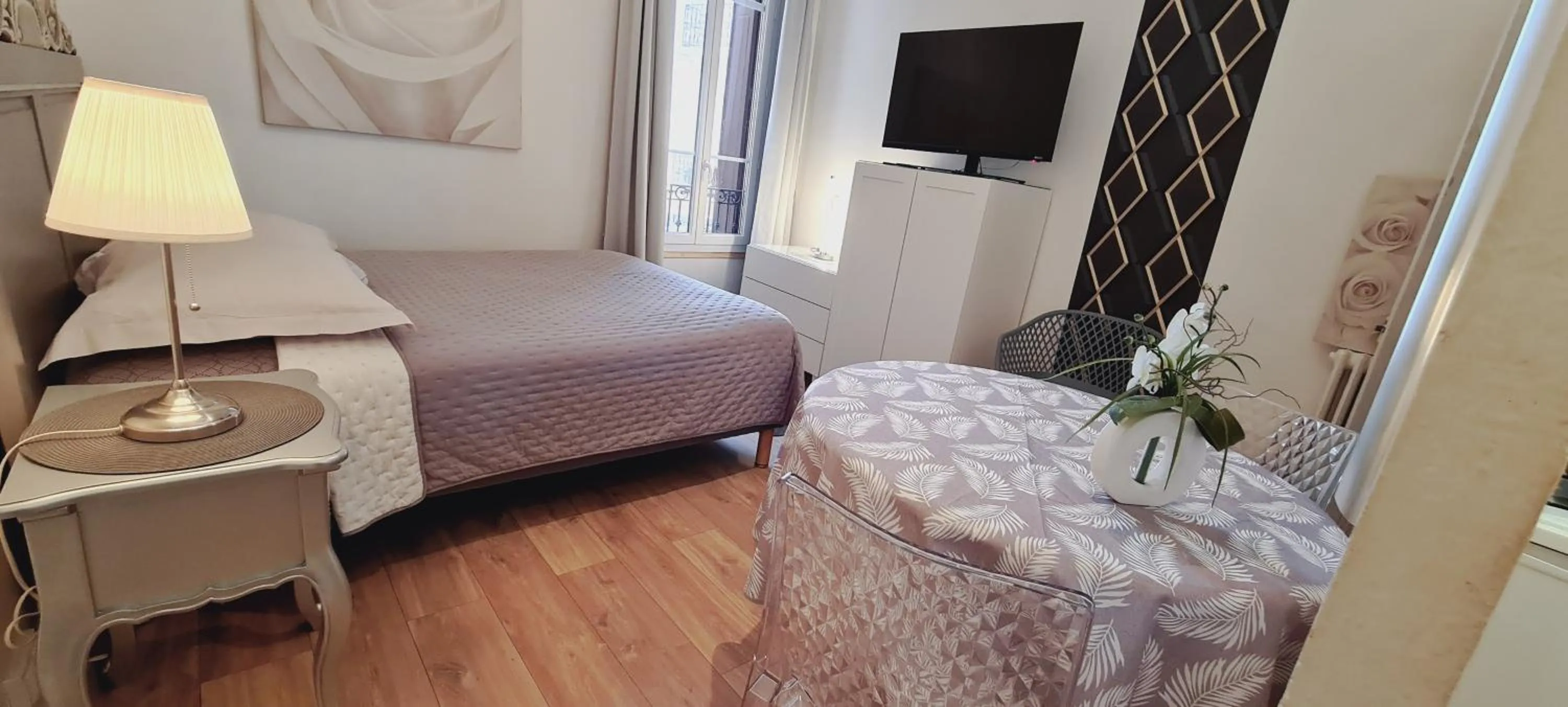 Photo of the whole room, Bed in SeaYouSoon Inn Cannes - Studios