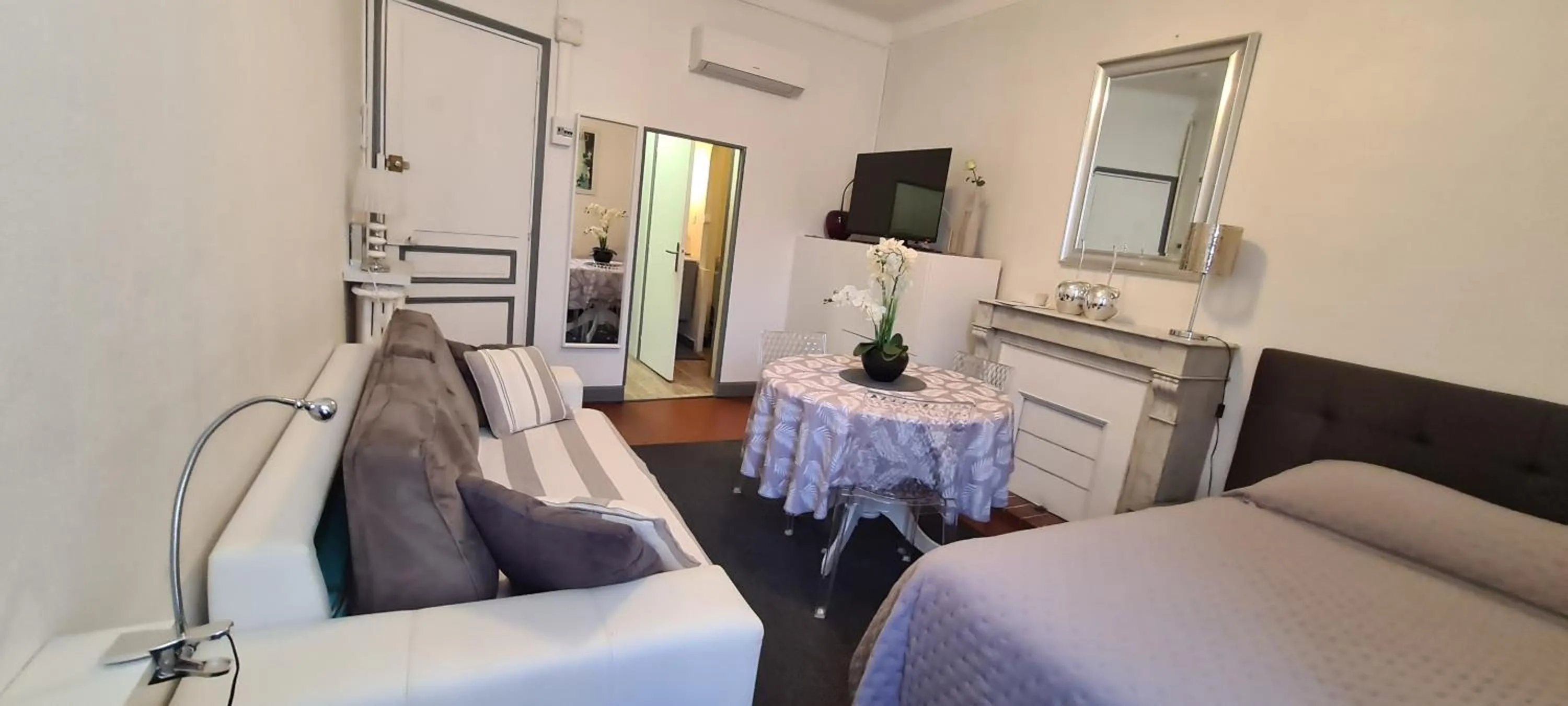 Bedroom in SeaYouSoon Inn Cannes - Studios