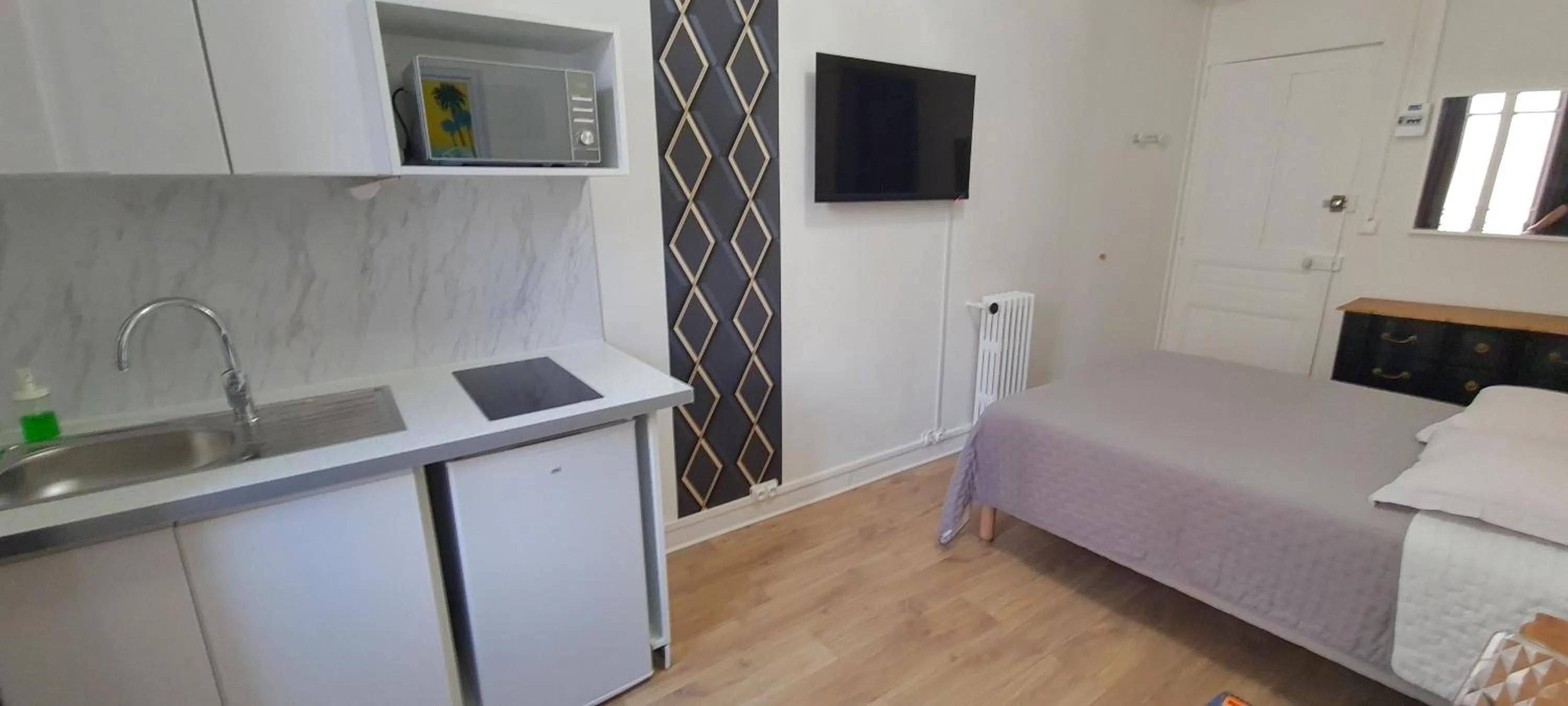 Photo of the whole room, Bed in SeaYouSoon Inn Cannes - Studios