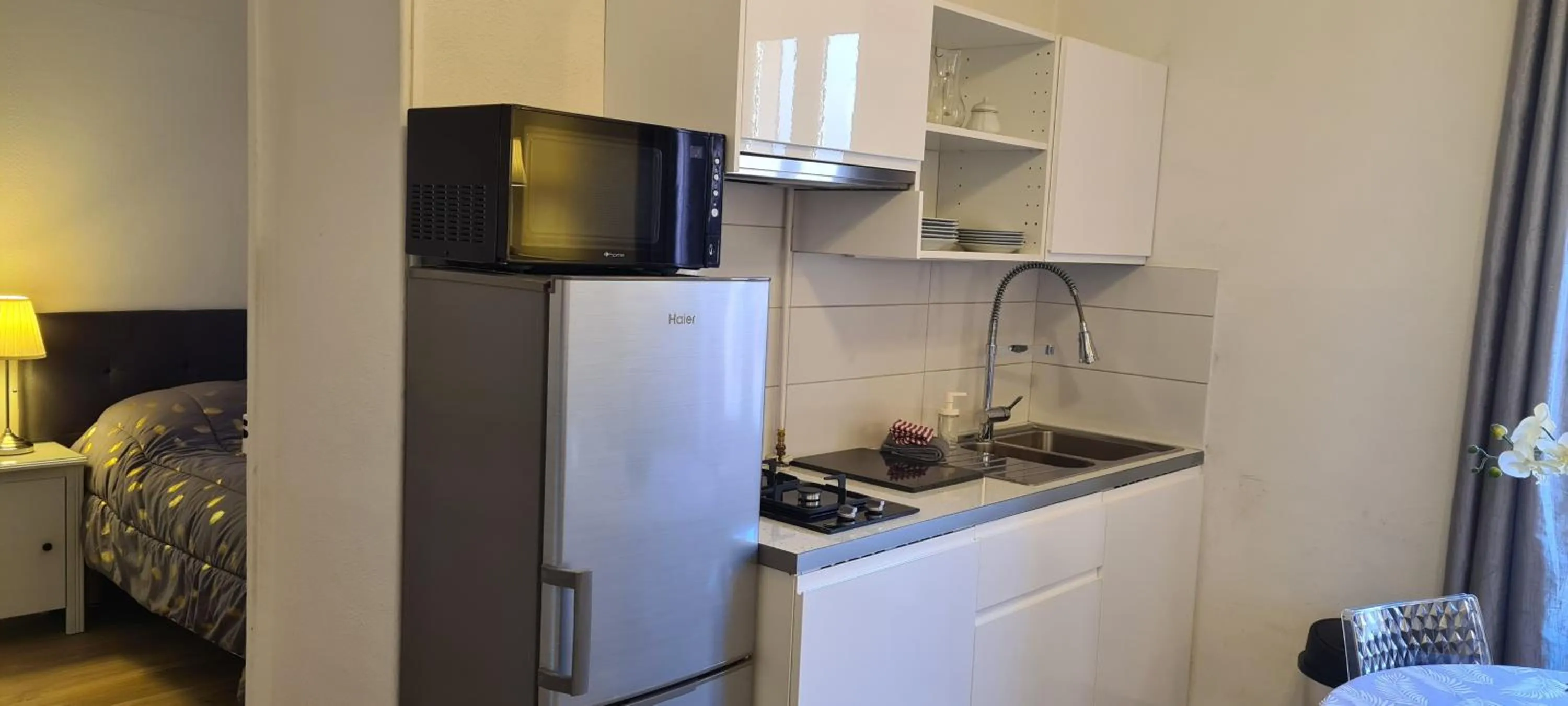 Kitchen or kitchenette, Bed in SeaYouSoon Inn Cannes - Studios